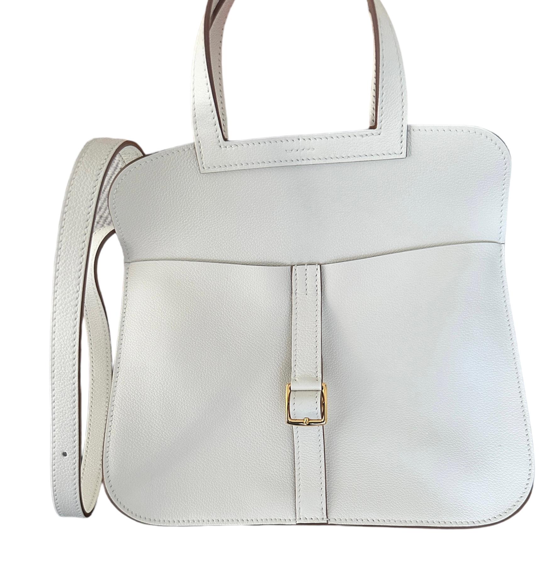 Hermes bag in Evercalf Leather
This is the new size 25cm
In our opinion, just the right size, not too big, not too small!
Nothing better than white with gold hardware
So chic and elegant
Dress up or down by adding a Twilly! Changes the whole look of