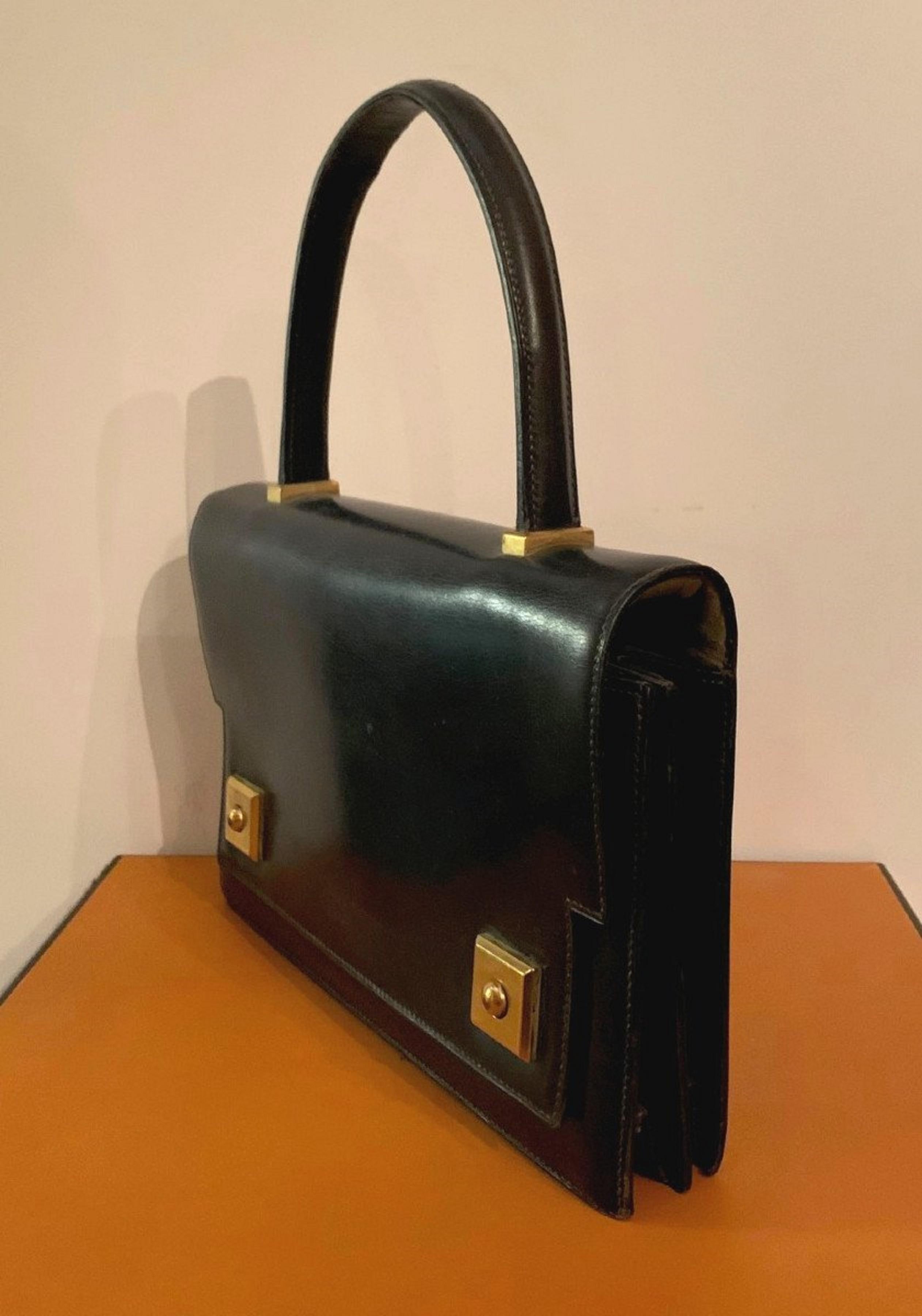 Sac à main Hermès en cuir noir modèle Piano.
Circa 1960.