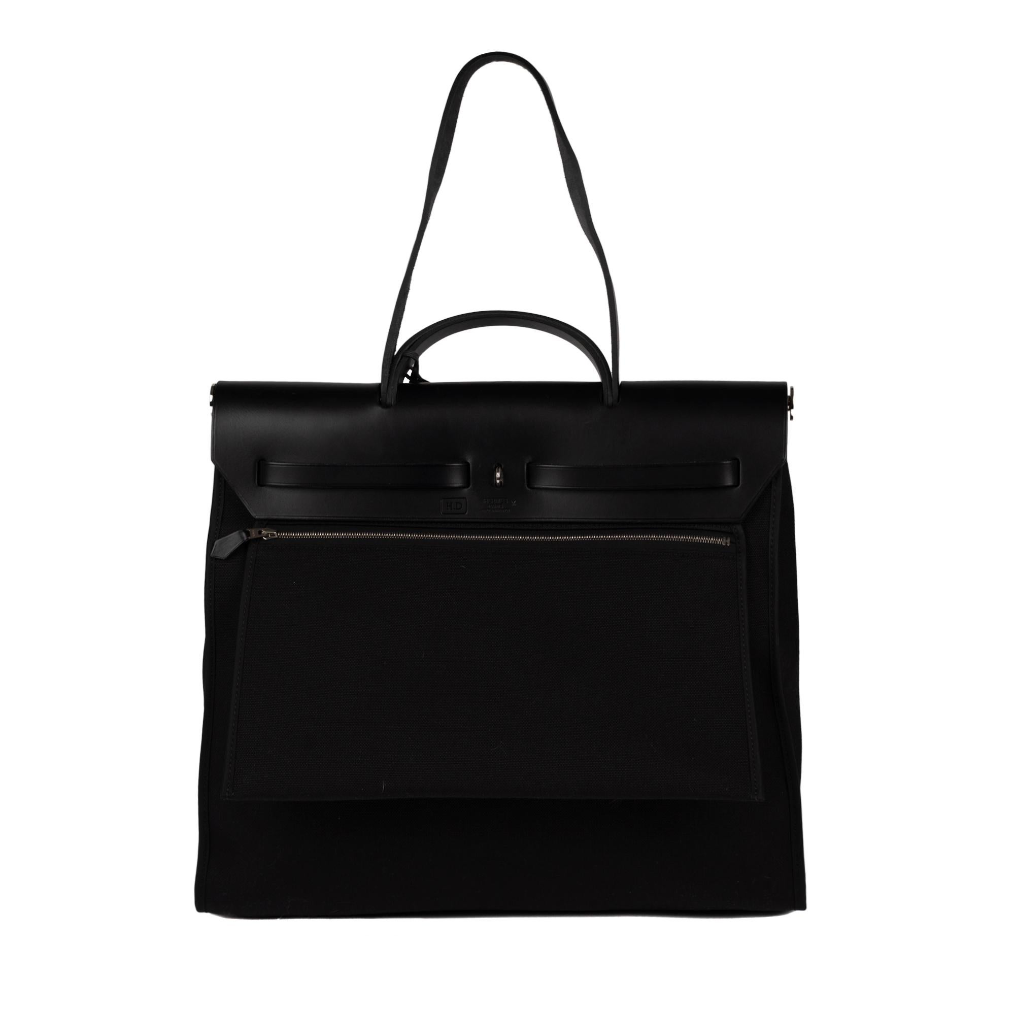 Hermès Herbag bag - black canvas and leather, palladium-plated metal trim, simple black leather handle, double black leather handle for hand or shoulder support.

One closure per flap.
Interior in black canvas.
Sold with zipper, bell, lock, keys and