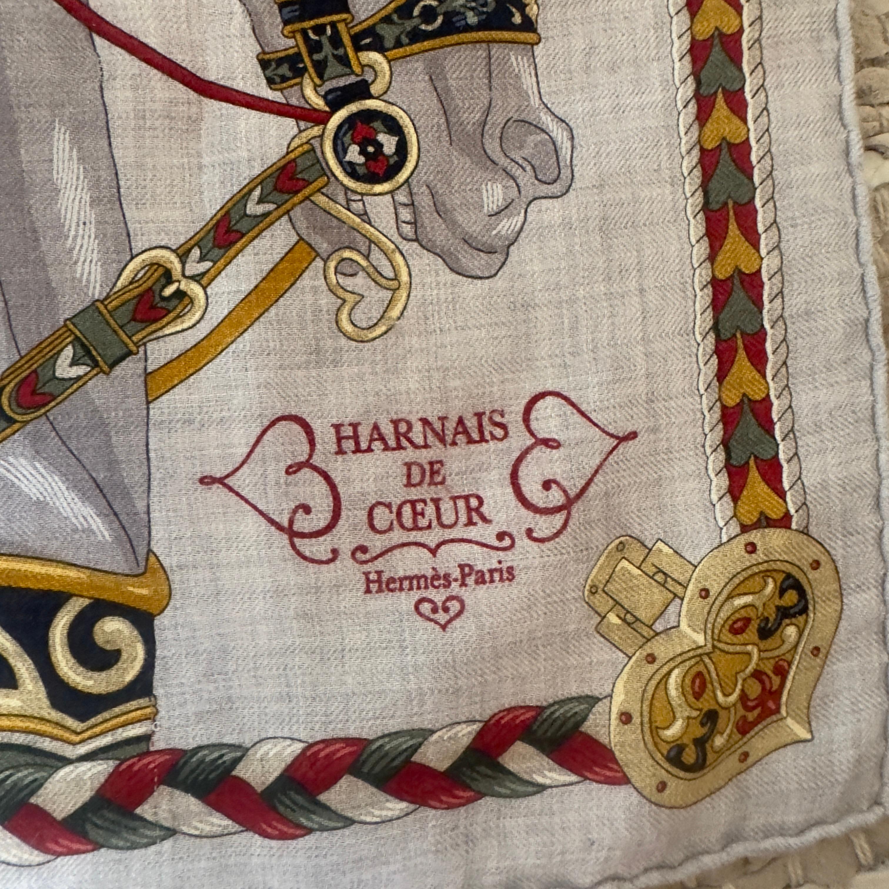 Foulard originale Hermès in seta, modello Harnais Coeur, con scatola originale.

Elevate your style with this exquisite Hermès silk scarf, featuring the iconic Harnais Coeur design. Measuring 40x40 cm, this collectible square scarf is a refined
