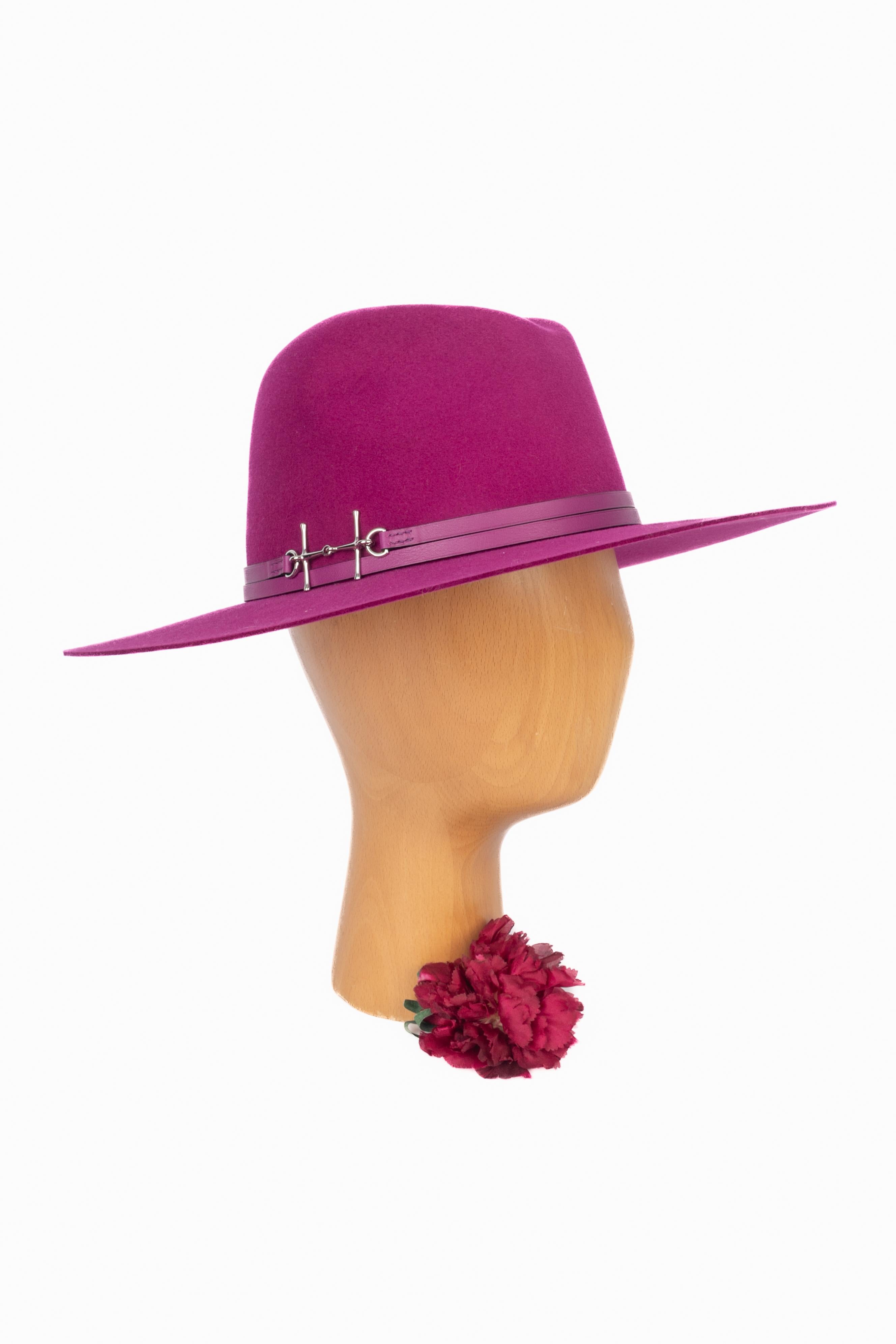 HERMÈS - (Made in France) Raspberry-color rabbit baize hat with wide edges and enhanced with a double leather strip. Silver-plated metal snaffle bit.

Condition:
Very good condition

Dimensions:
Size 56

SKU:CHP164