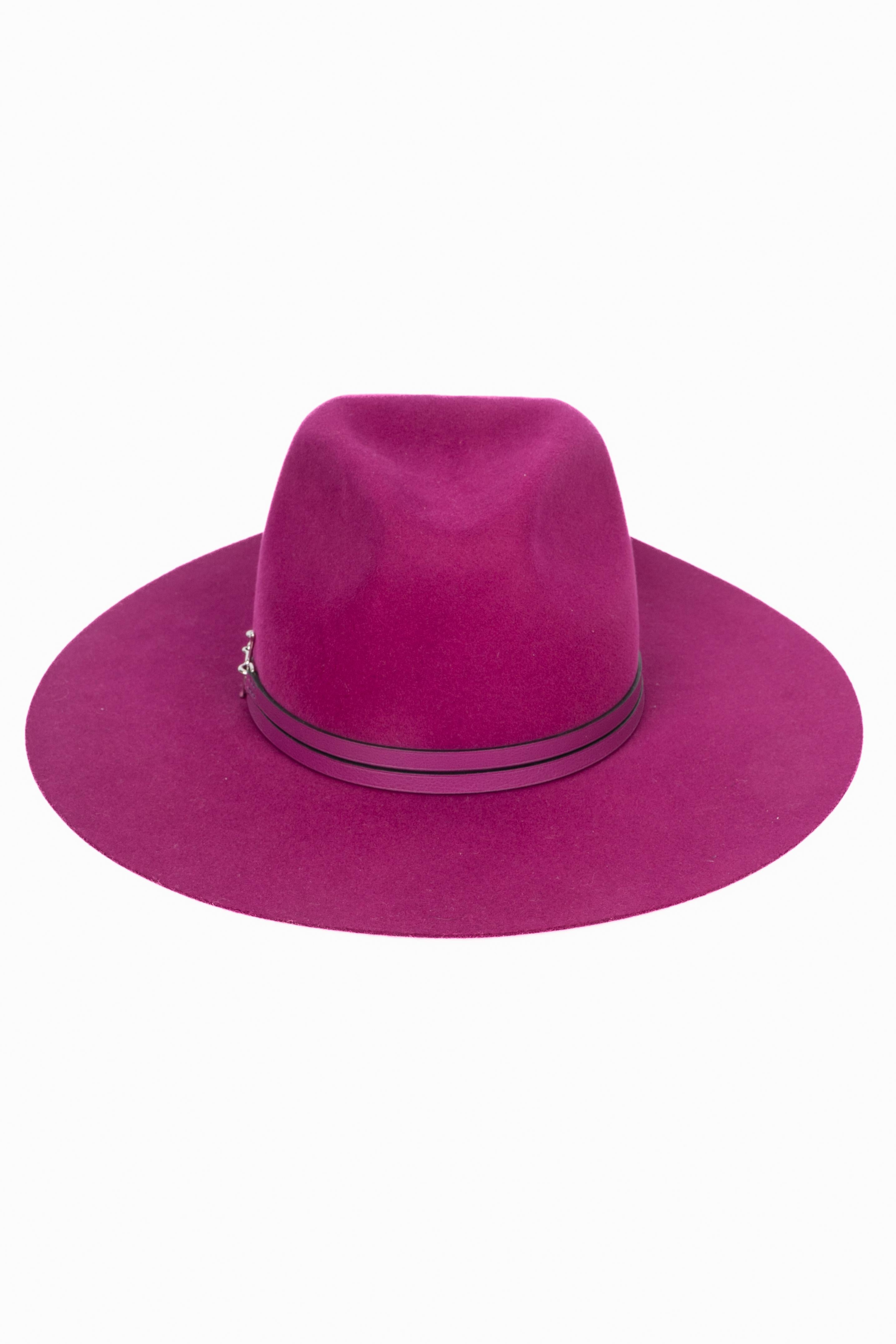 Hermès hat raspberry In Excellent Condition For Sale In SAINT-OUEN-SUR-SEINE, FR