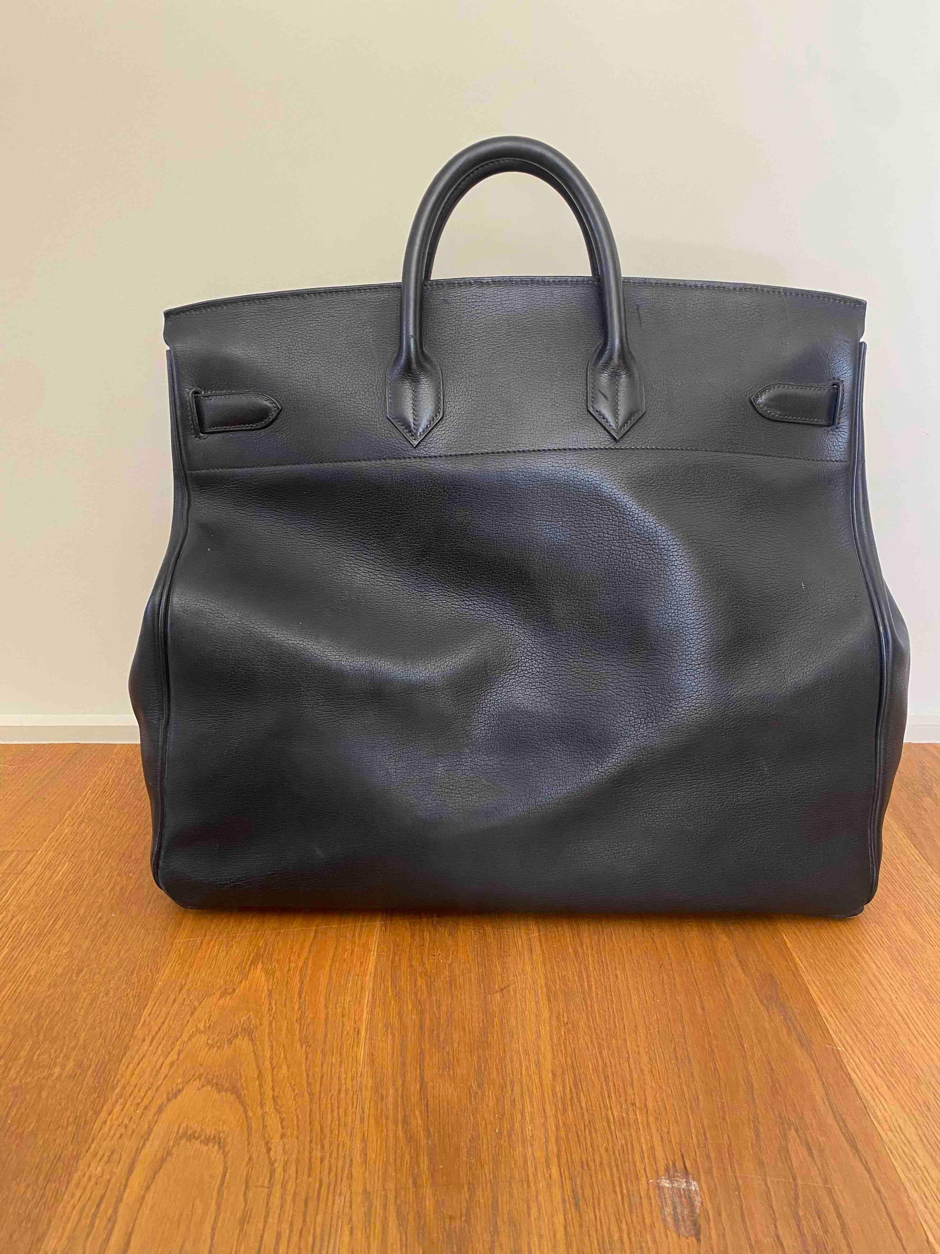 Vintage Hermes Hac 

Condition : Good condition
Country of manufacture : France
Gender : Unisex
Interior : black
Material : grained leather
Color : black
Dimensions: 50x28x53cm
Year : 1955
Jewelry : golden passed because of the years
Details : One