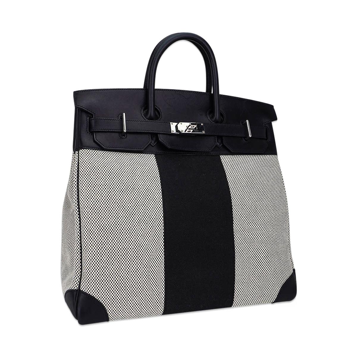 Mightychic offre una rara borsa Hermes HAC 40 Flag in edizione limitata nei colori H. Toile e Nero.
Pelle Evercalf nera e firma Hermes Toile H in nero e ecrù.
Questa tote chic è perfetta per essere indossata tutti i giorni o in viaggio, grazie alla