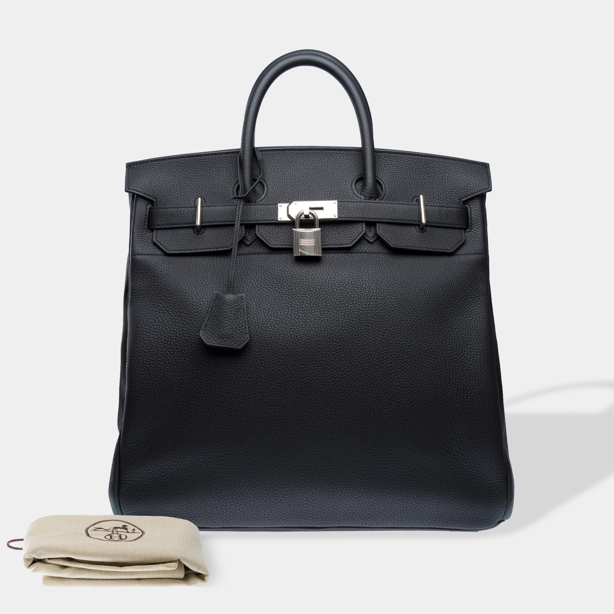 Beautiful​ ​Hermès​ ​Haut​ ​à​ ​Courroies​ ​(HAC)​ ​40​ ​travel​ ​bag​ ​in​ ​black​ ​Togo​ ​calfskin,​ ​silver​ ​palladium​ ​metal​ ​trim,​ ​double​ ​black​ ​leather​ ​handles​ ​for​ ​hand​ ​carry.

Flap​ ​closure
Brown​ ​leather​ ​interior​