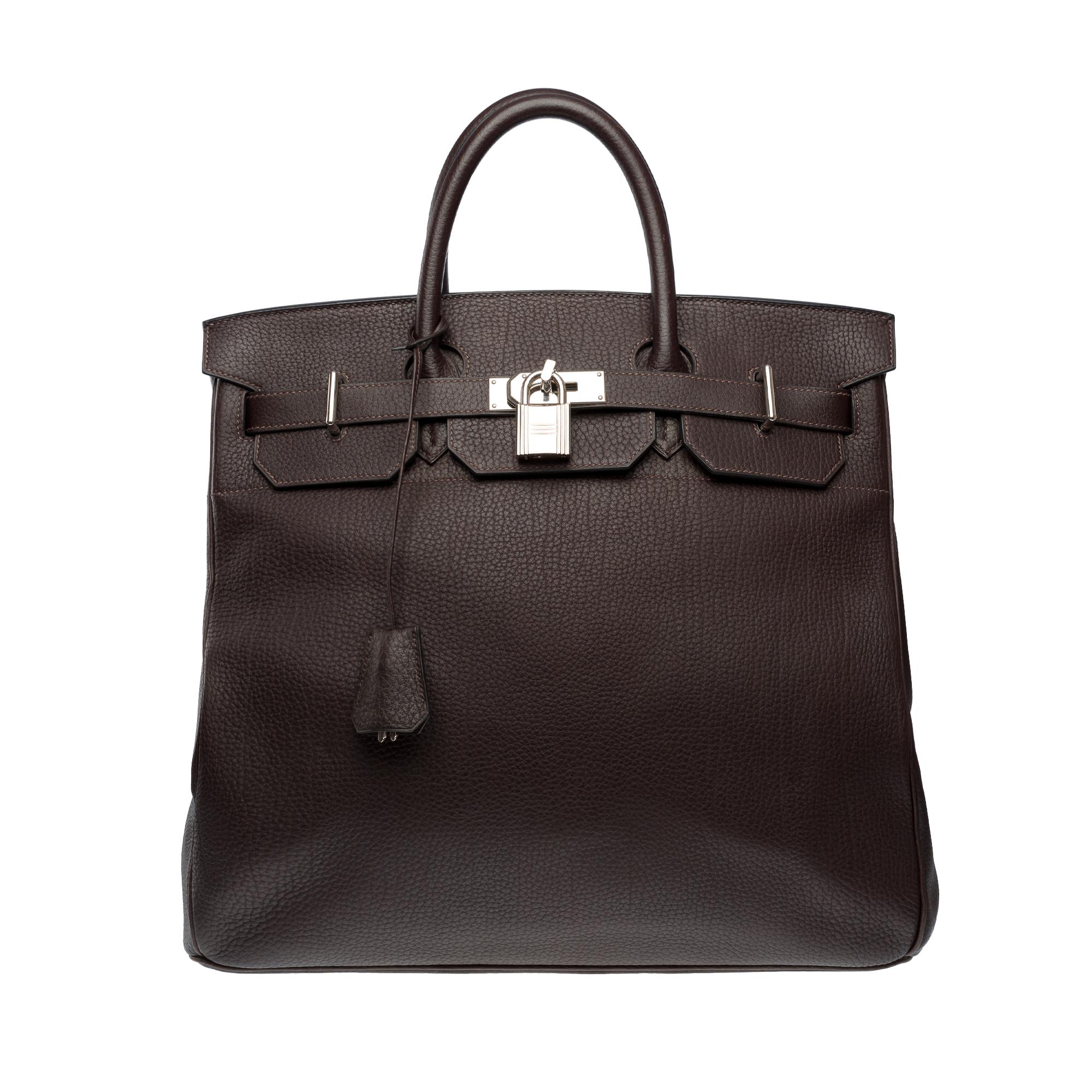 Beautiful​ ​Hermès​ ​Haut​ ​à​ ​Courroies​ ​(HAC)​ ​40​ ​travel​ ​bag​ ​in​ ​chocolate​ ​togo​ ​calf​ ​leather,​ ​silver​ ​palladium​ ​metal​ ​trim,​ ​double​ ​brown​ ​leather​ ​handles​ ​for​ ​hand​ ​carry

Flap​ ​closure
Brown​ ​leather​