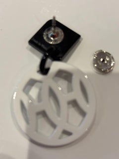Pendientes calados de la línea «Hava» de Hermès, en cuerno de búfalo y laca