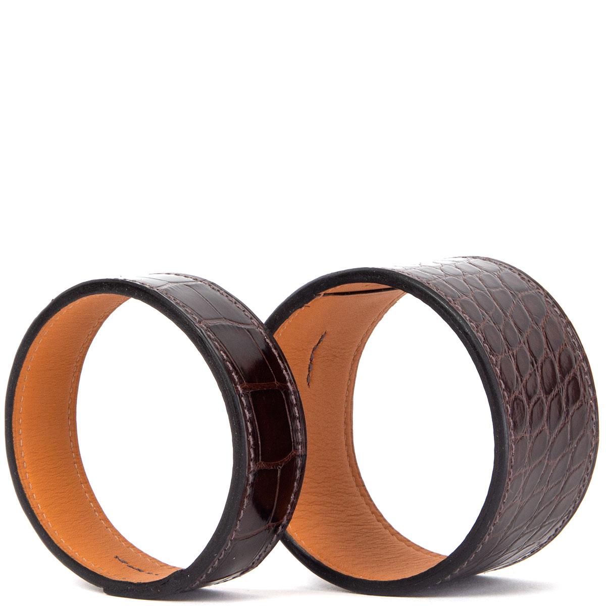 100% autentici braccialetti Hermes 'Neo' in pelle di coccodrillo Havane (marrone scuro) lucida. Set di due PM & GM. Sono stati indossati e sono in ottime condizioni. Viene fornito con la scatola.

Misure
Dimensioni