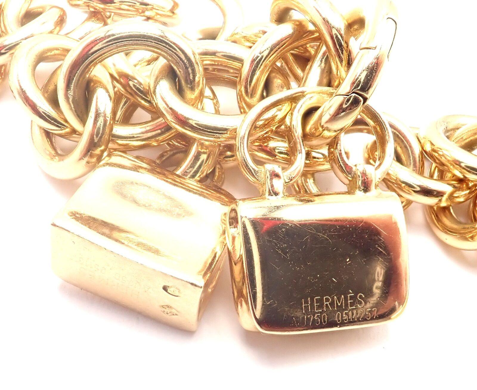 Hermes - Bracelet or jaune à maillons lourds avec deux charms de sac suspendus en vente 1