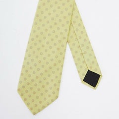 HERMES Cravate classique en soie lourde jaune clair à motifs de fleurs multicolores