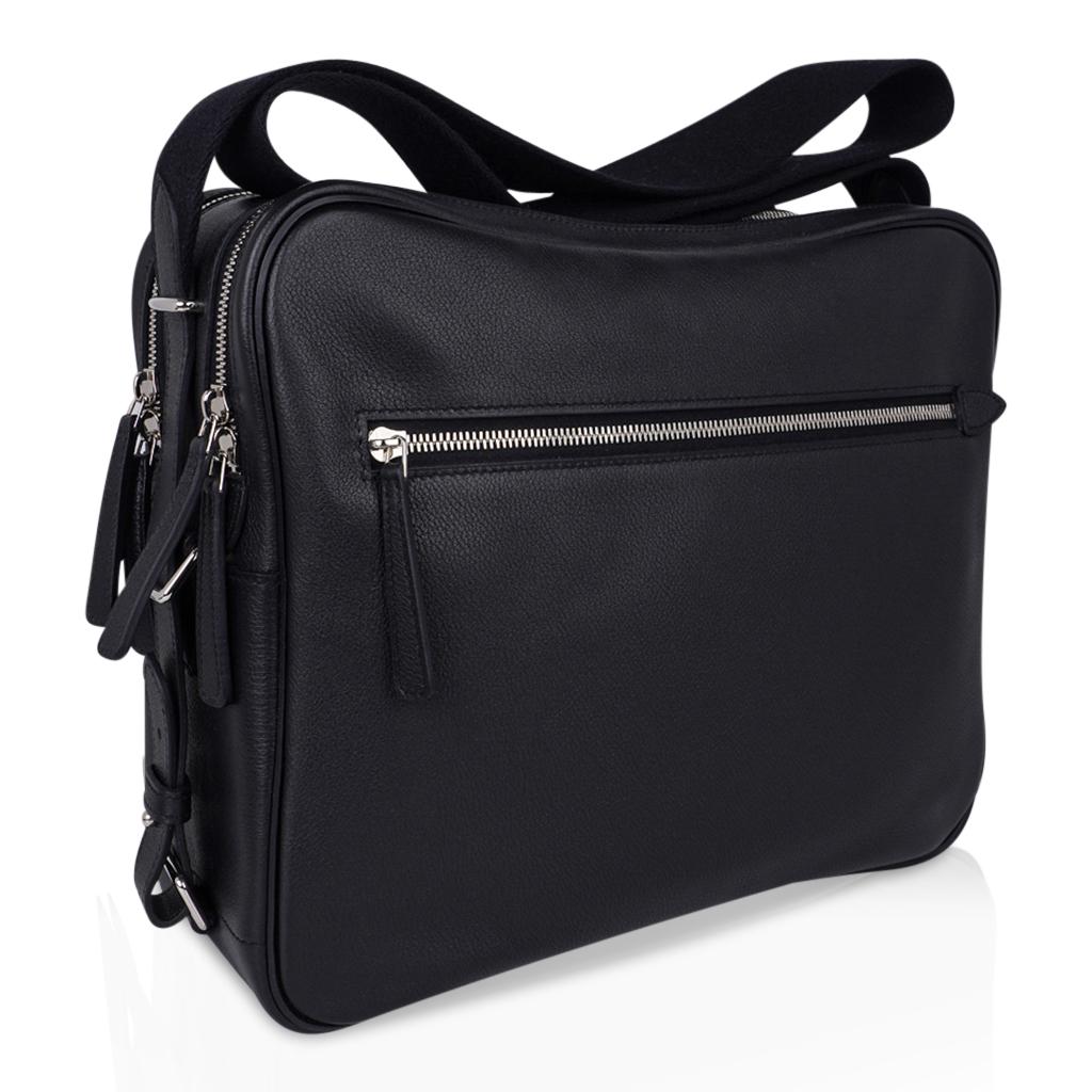 Mightychic offers a men's Hermes Hebdo Reporter bag featured in Black Evergrain leather.
Crisp Palladium hardware.
Detachable shoulder strap is adjustable.
Exterior zipper pocket. 
Interior has two large flat pockets and a zip pocket.
Versatile