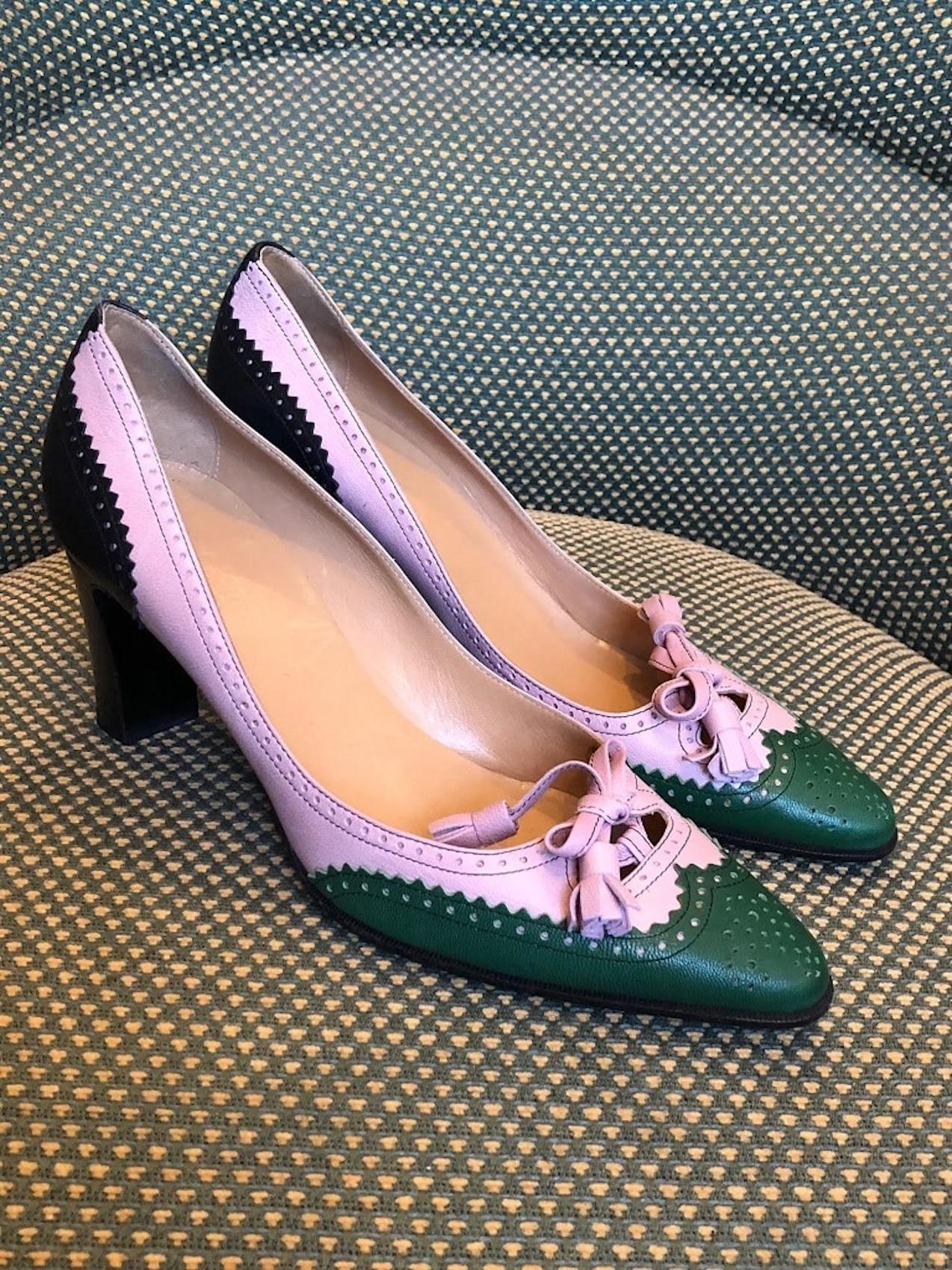 HERMÈS Heels Pumps Brogue Shoes Tricolour Vintage
A stunning and a very rare HERMÈS 80s-90s brogue pumps shoes, handcrafted in perforated tricolour leather, light pink, green and black colour. Light pink tie front tassel detail. A chunky wooden