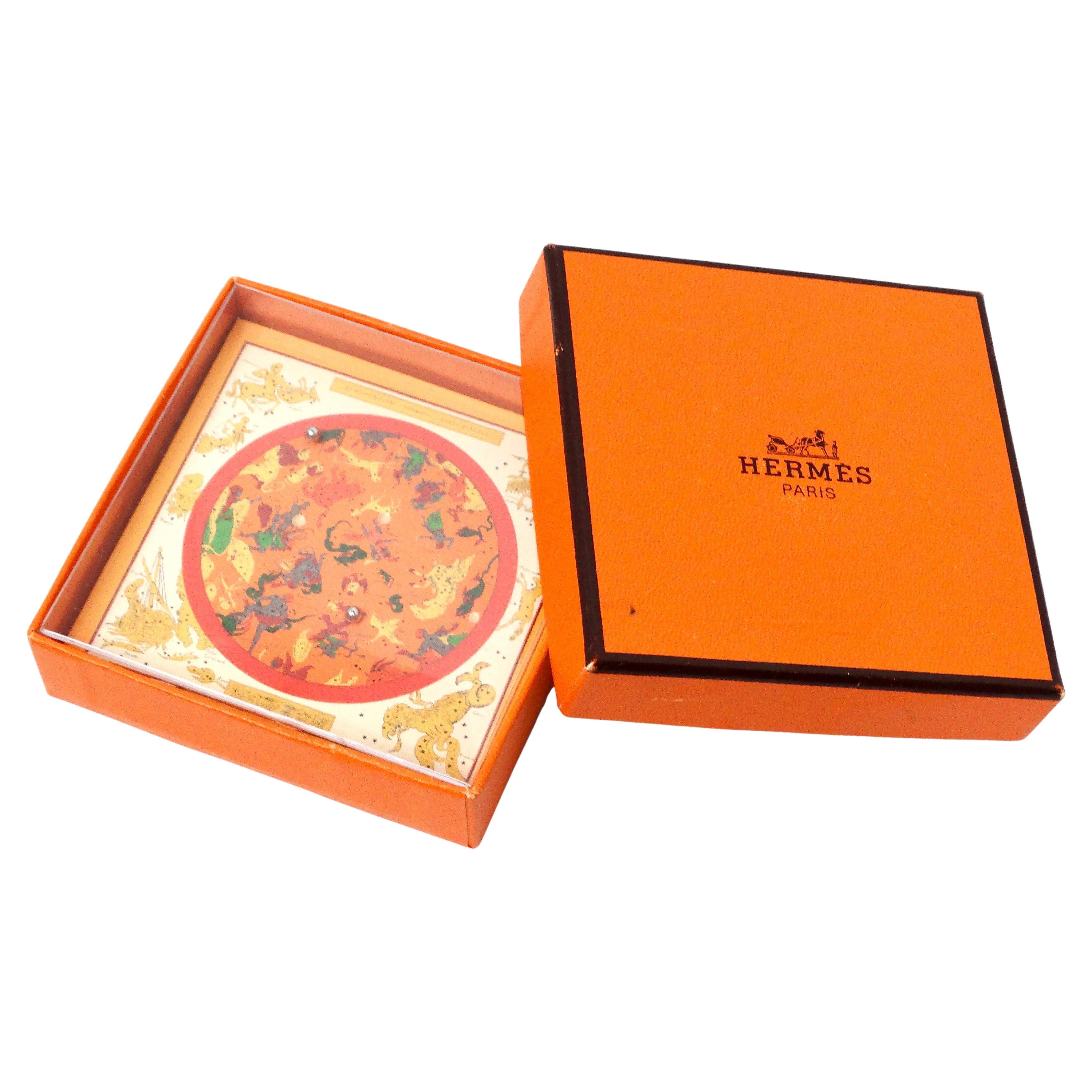 Il Gioco delle Costellazioni di Hermès Hemisphaerium è una deliziosa fusione di arte e gioco, perfetta per gli appassionati di puzzle e per i collezionisti. Questo gioco unico è caratterizzato da uno sfondo di costellazioni splendidamente disegnato,