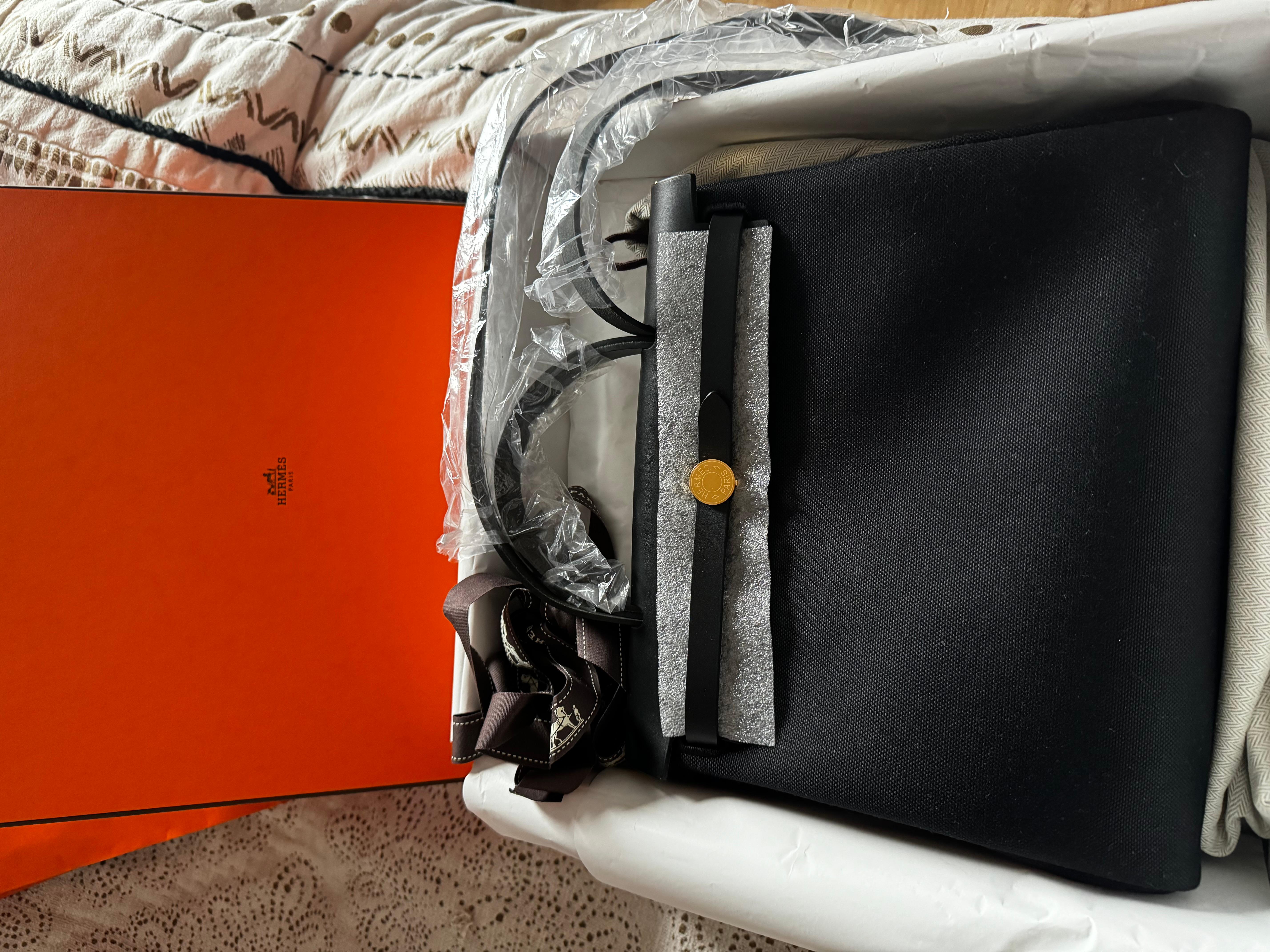 Hermès 31 Toile noire et quincaillerie en or Swift. Coffret complet de timbres W 2024 avec boîte, sac à poussière,  clochette, serrure, clés et reçu. 