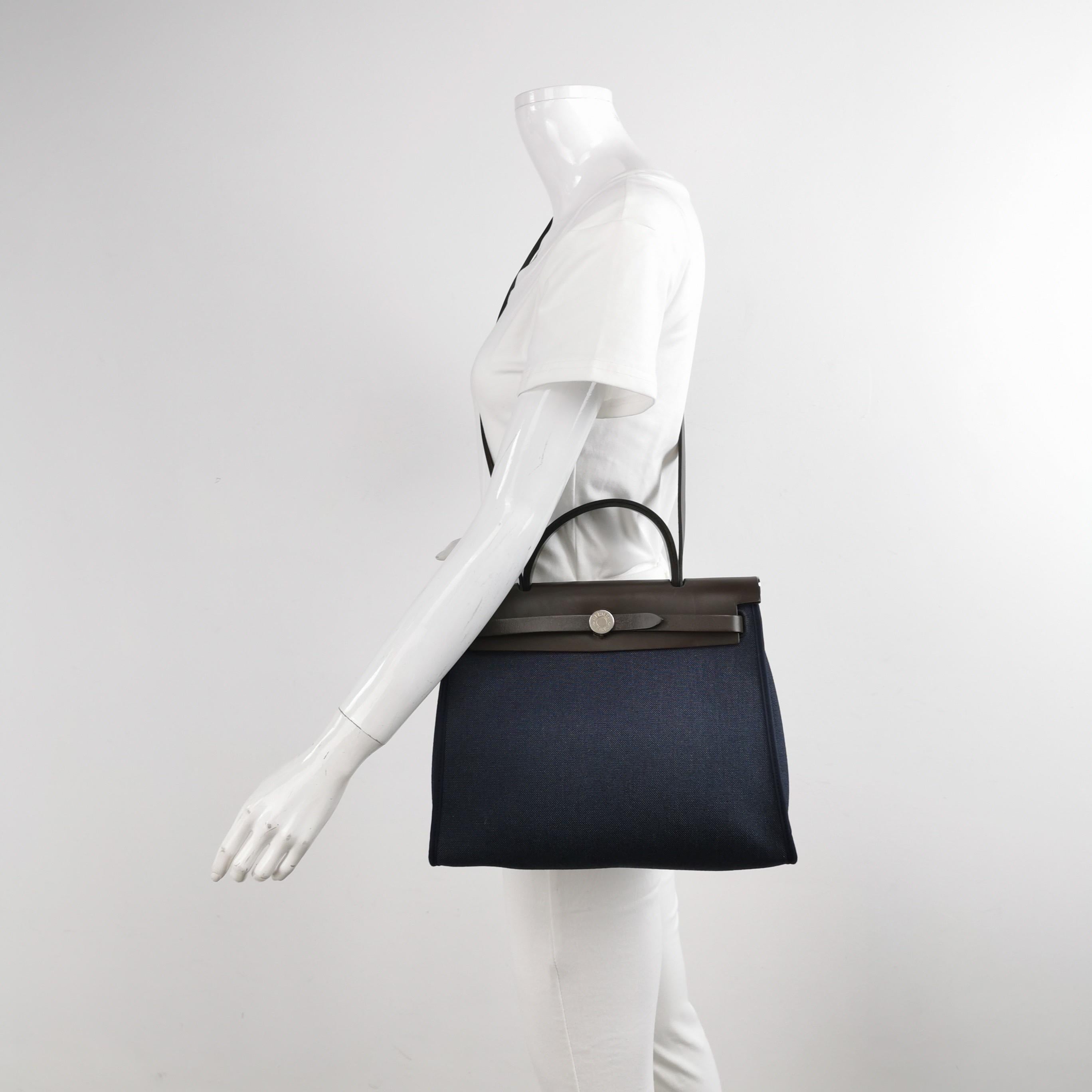 CONDIZIONI: OTTIME

Questa borsa usata è in ottime condizioni con leggeri segni d'uso. Graffi sulla parte superiore in pelle liscia. Graffi all'hardware. Ottime condizioni della tela. La parte in pelle è stata ritoccata professionalmente. 

DETTAGLI