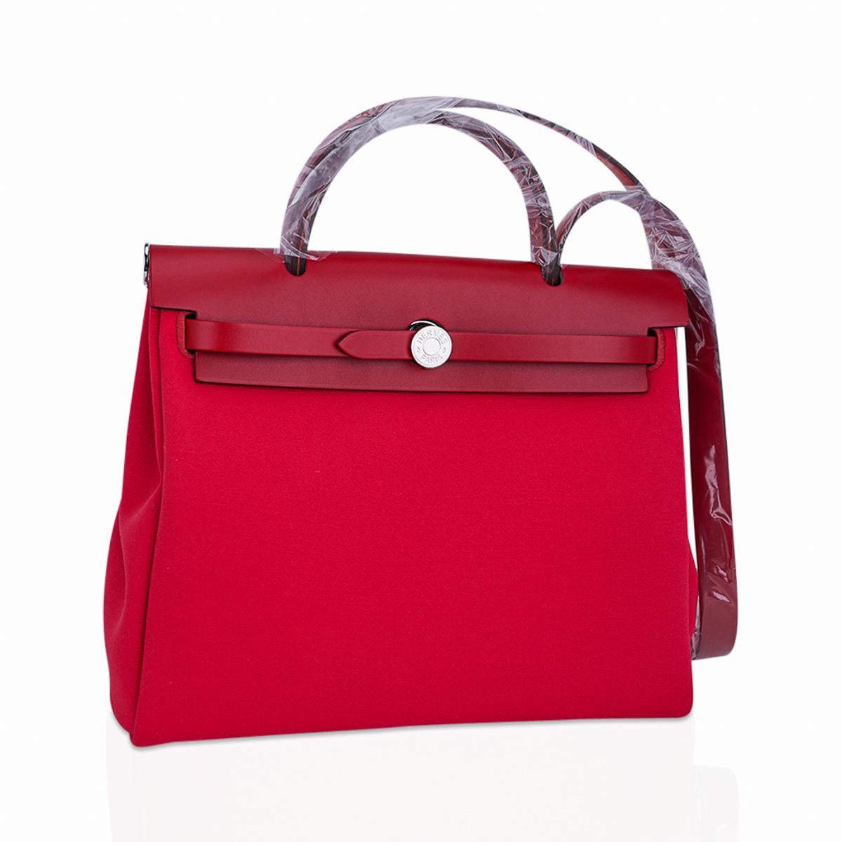 Mightychic offers an Hermes Herbag Zip 31 tri-colored bag in Rose Extreme Toile Officier and Rouge Piment Vache Hunter leather.
Rear has an exterior toile Rouge Venetian canvas zip pocket and a matching interior removable pochette.
Beautiful rich