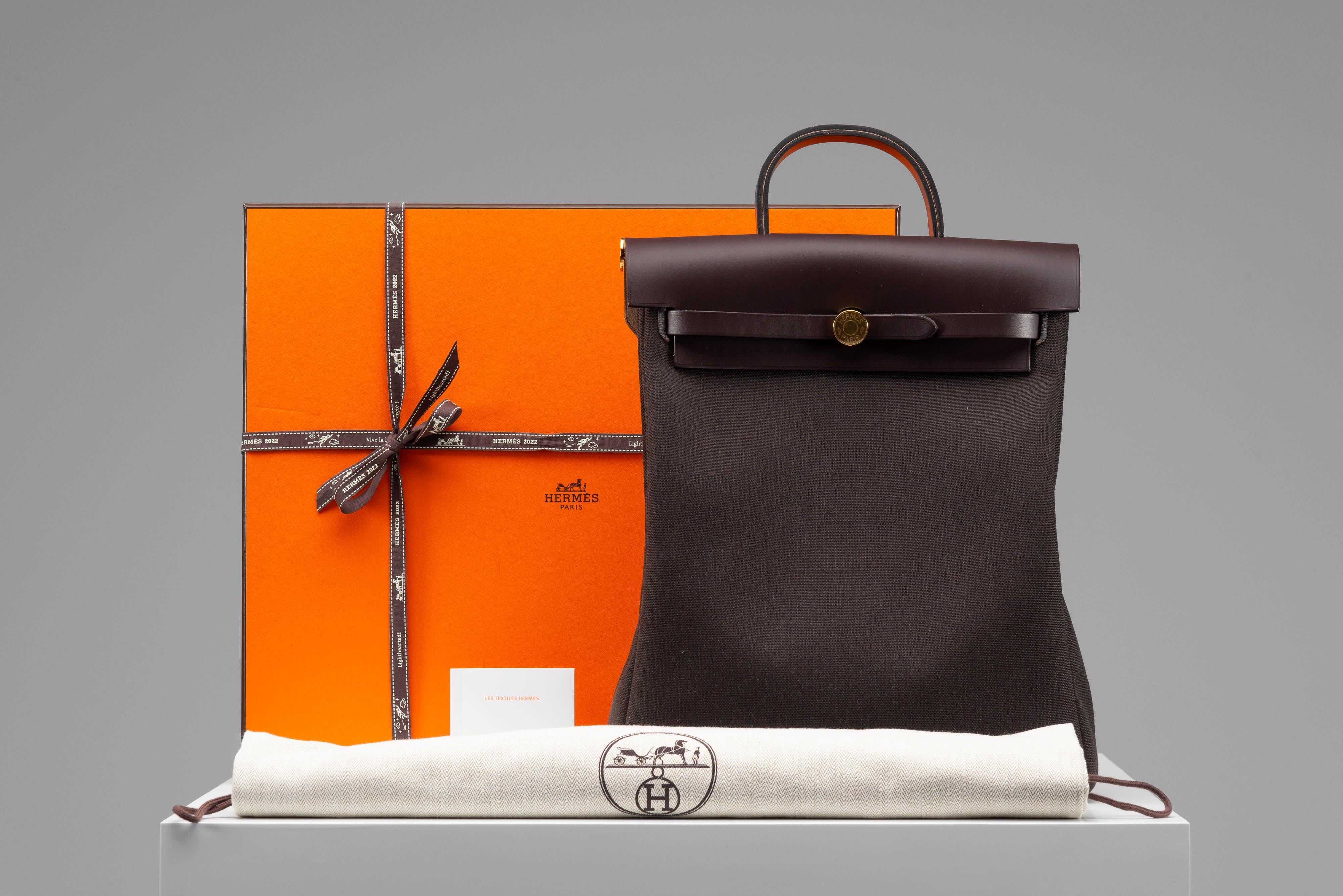 From the collection of SAVINETI we offer this new Hermes Herbag Backpack:

- Brand: Hermes
- Model: Herbag a dos Zip retourne 
- Color: Brown
- Condition: New Condition (never been used)
- Year: 2022
- Materials: Leather & Canvas
- Extras: Full-Set