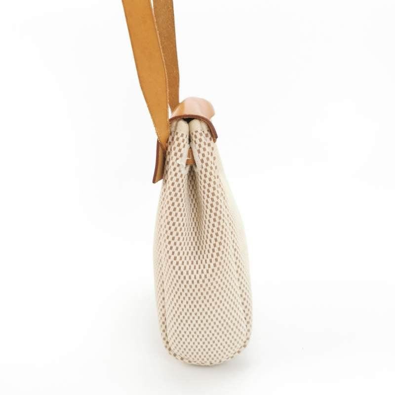 Hermes Herbag Mini Borsa a tracolla in tela beige e nera con hardware argentato
Queste sono foto professionali della borsa vera e propria.
CONDIZIONI: OTTIME
Questa borsa usata è in buone condizioni con moderati segni d'uso. Sfregamenti intorno agli