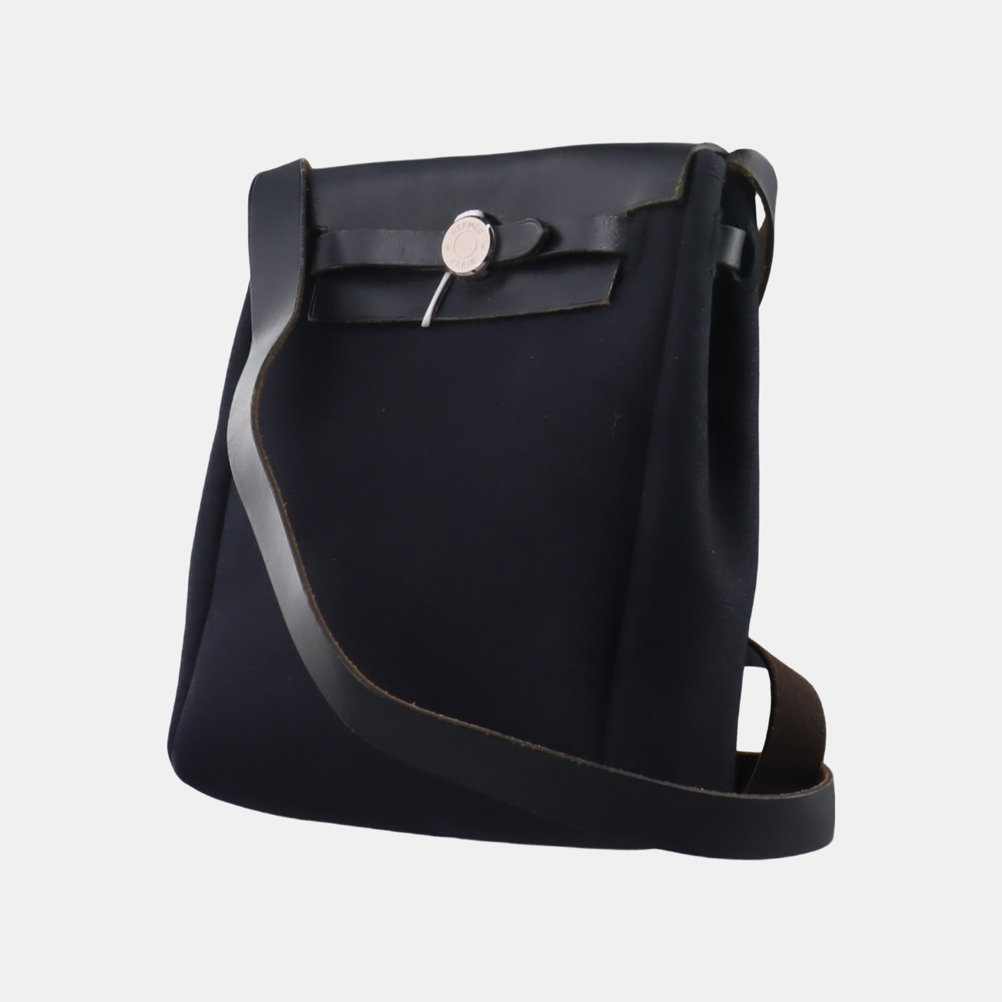 Hermes Herbag Mini Bolso Crossbody de lona negra y herrajes plateados
Estas son fotos profesionales de la bolsa real.
ESTADO: BUENO
Esta bolsa usada está en buen estado, con signos moderados de uso. Rozaduras en las esquinas y bordes del cuero.