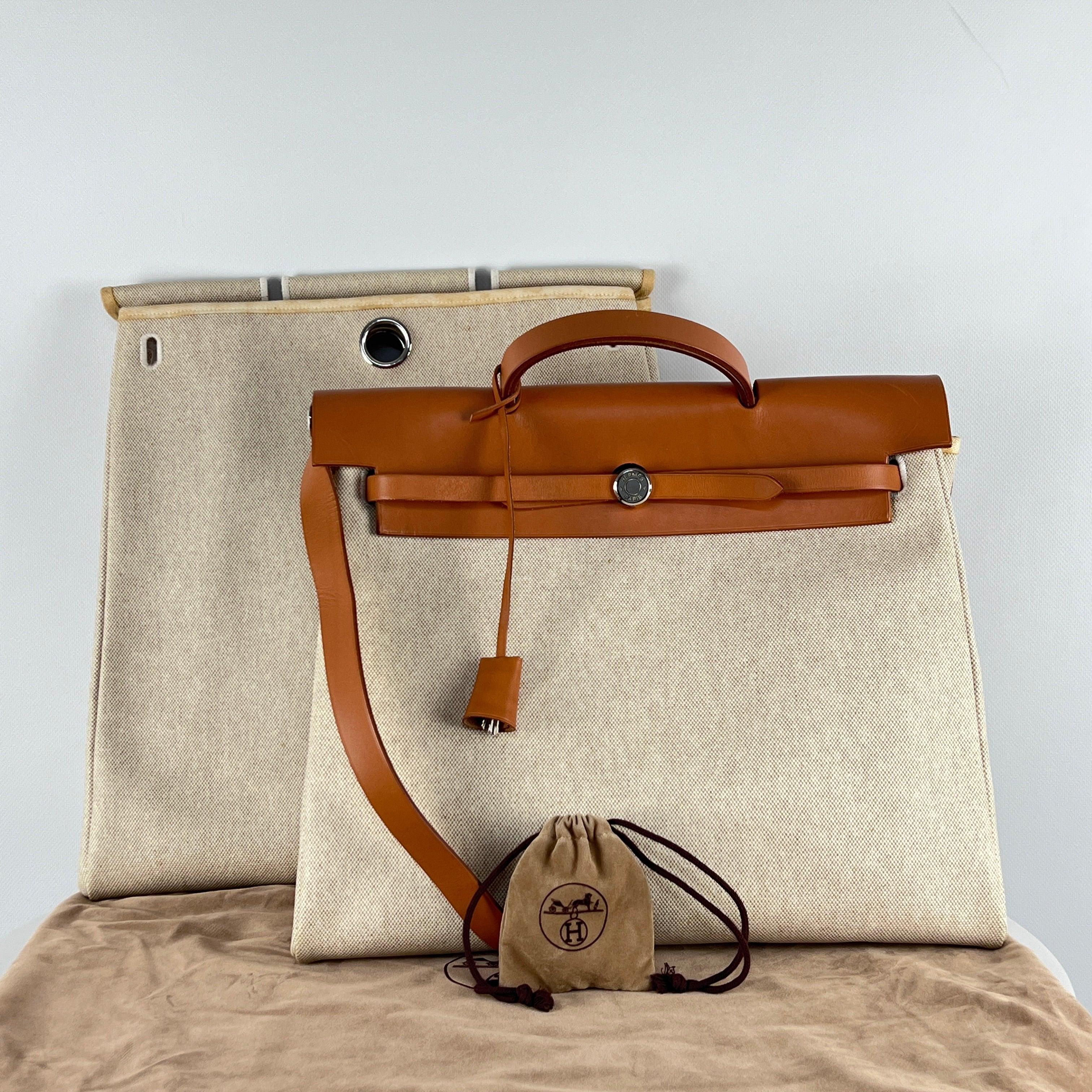 Versatile borsa di Hermès con parte superiore in pelle e due corpi intercambiabili in tela beige, rifinita con chiusura 