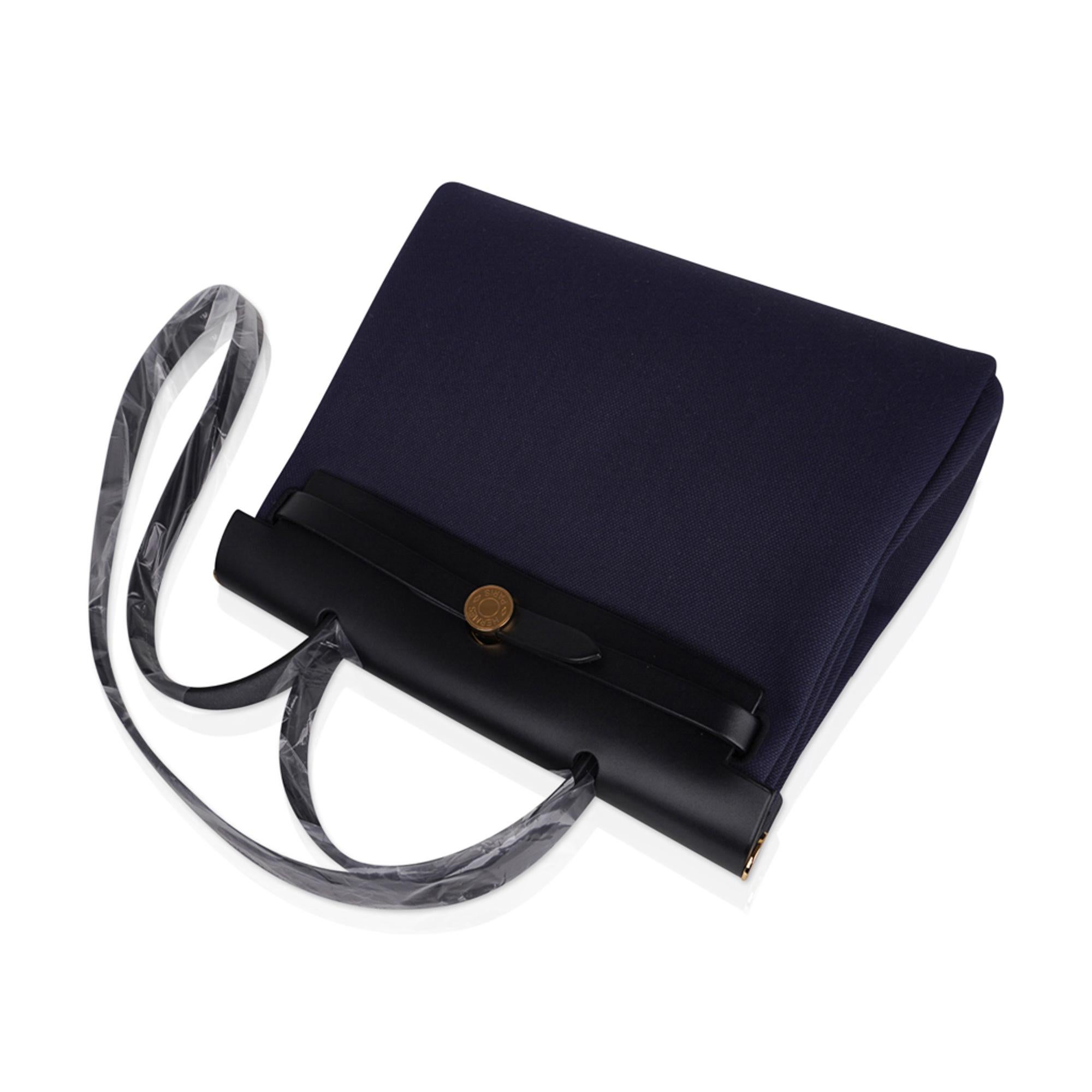 Hermes Herbag Zip 31 Blau Indigo Toile Schwarz Vache Hunter Gold Hardware im Angebot 2