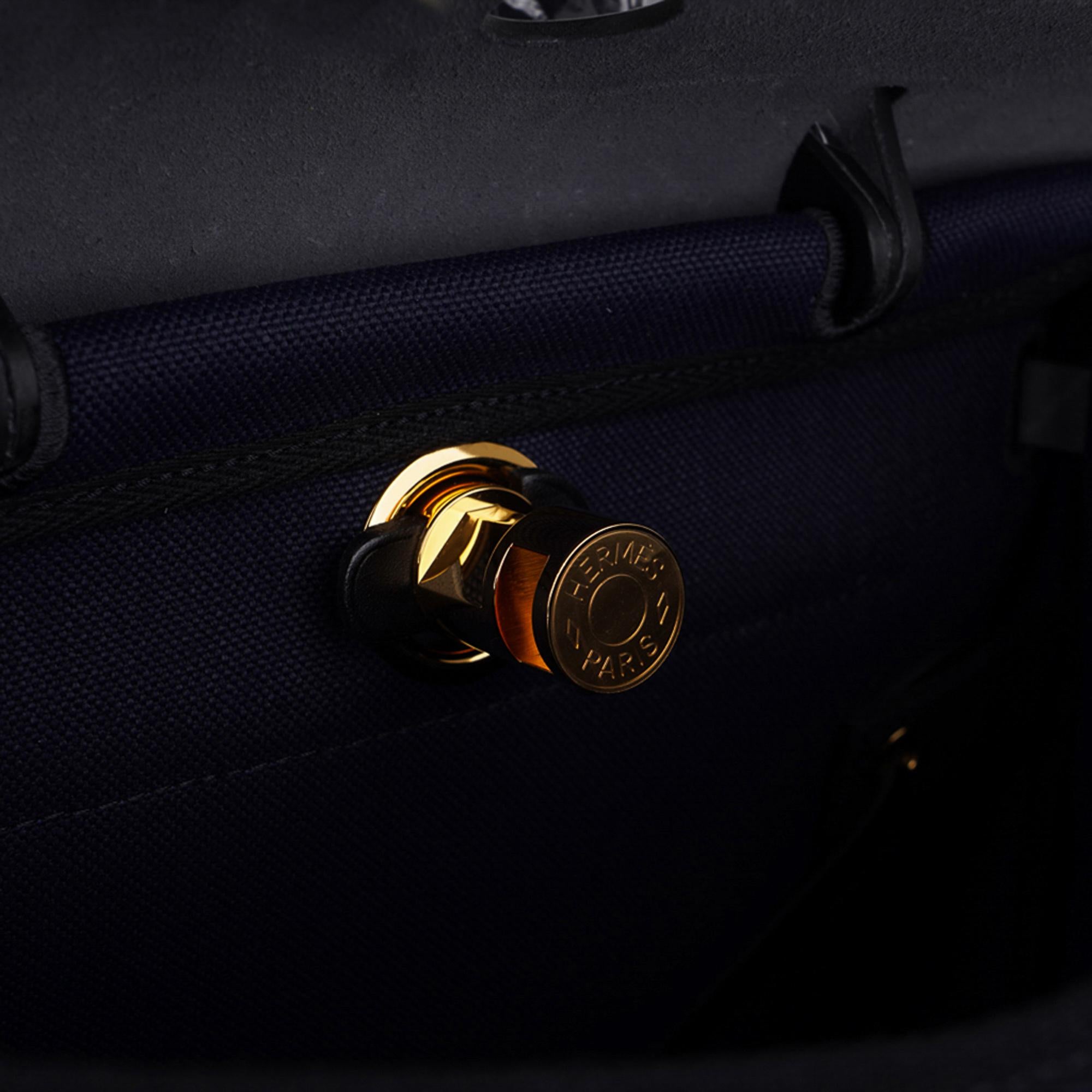 Hermes Herbag Zip 31 Blau Indigo Toile Schwarz Vache Hunter Gold Hardware im Angebot 4