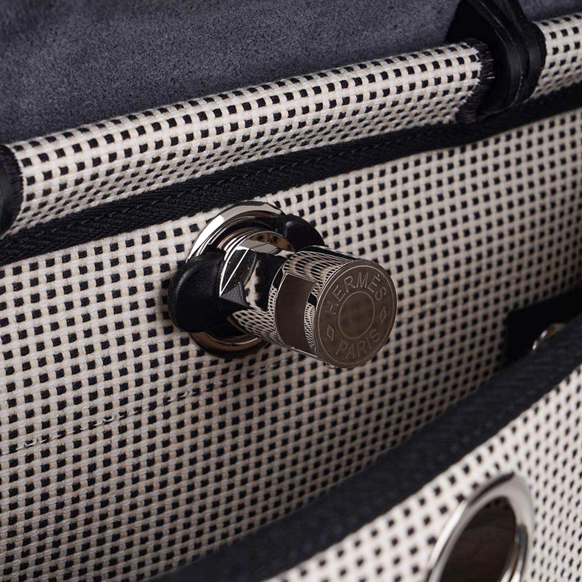 Hermes Herbag Zip Viking Criss Toile 31 / Vache Hunter Leder Neu w/Kasten im Zustand „Neu“ in Miami, FL