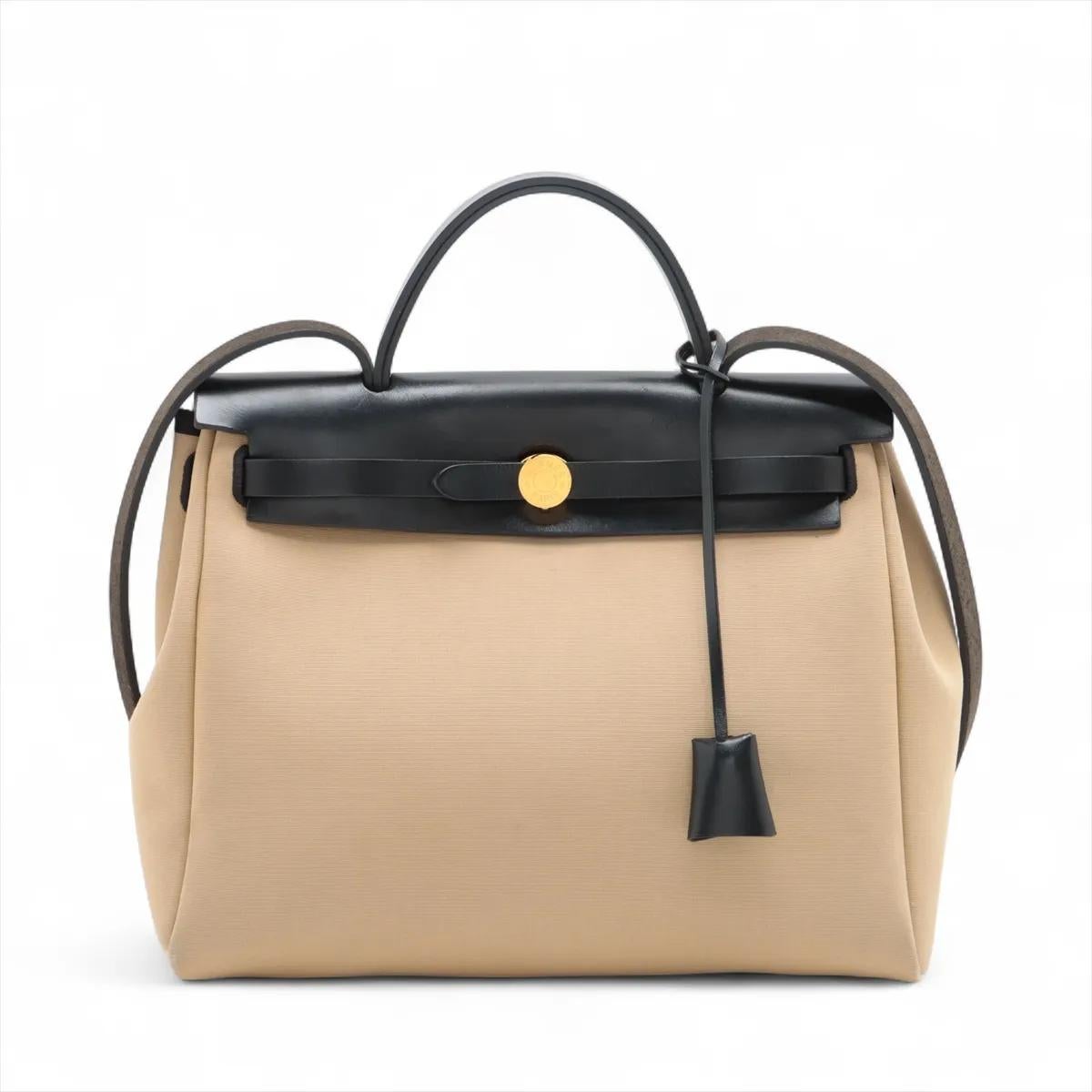 Die Hermès Herbag Zip PM in Beige x Schwarz ist eine raffinierte und vielseitige Handtasche, die lässige Eleganz mit funktionellem Design verbindet. Das Modell aus strapazierfähigem Toile Officier-Canvas mit Akzenten aus Glattleder spiegelt die für
