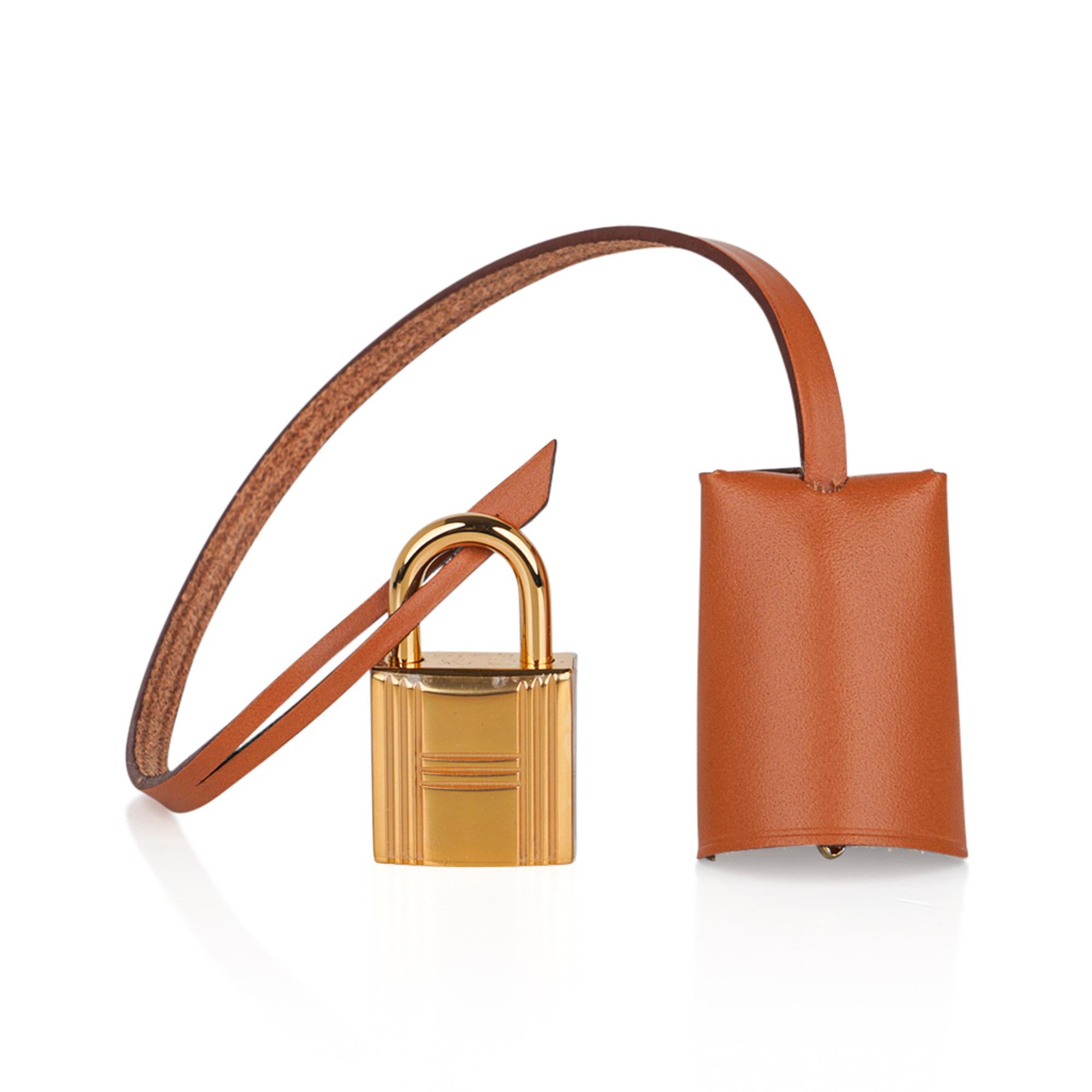 Mightychic offers a guaranteed authentic Hermes Herbag Zip Retourne 31 featured in neutral perfection Beton Toile Militaire and and  Vache Hunter cowhide leather.
Signature Clou de Selle closure.
Signature Herbag Clou de Selle hardware in Gold.
Rear