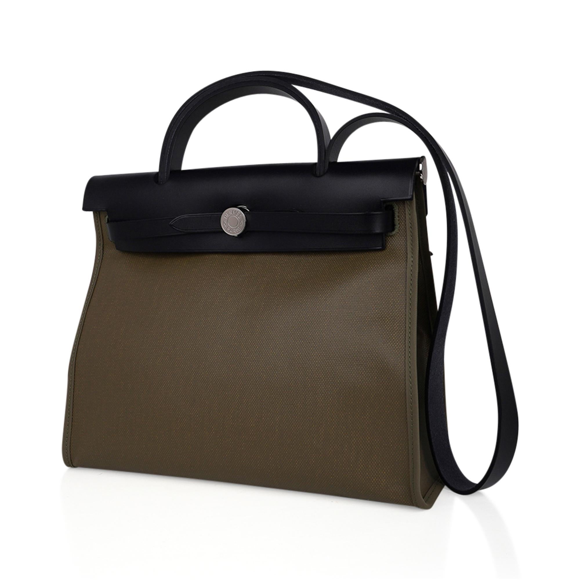 Hermes Herbag Zip Retourne 31 Khaki Berline/ Black Leather Palladium In New Condition In Miami, FL