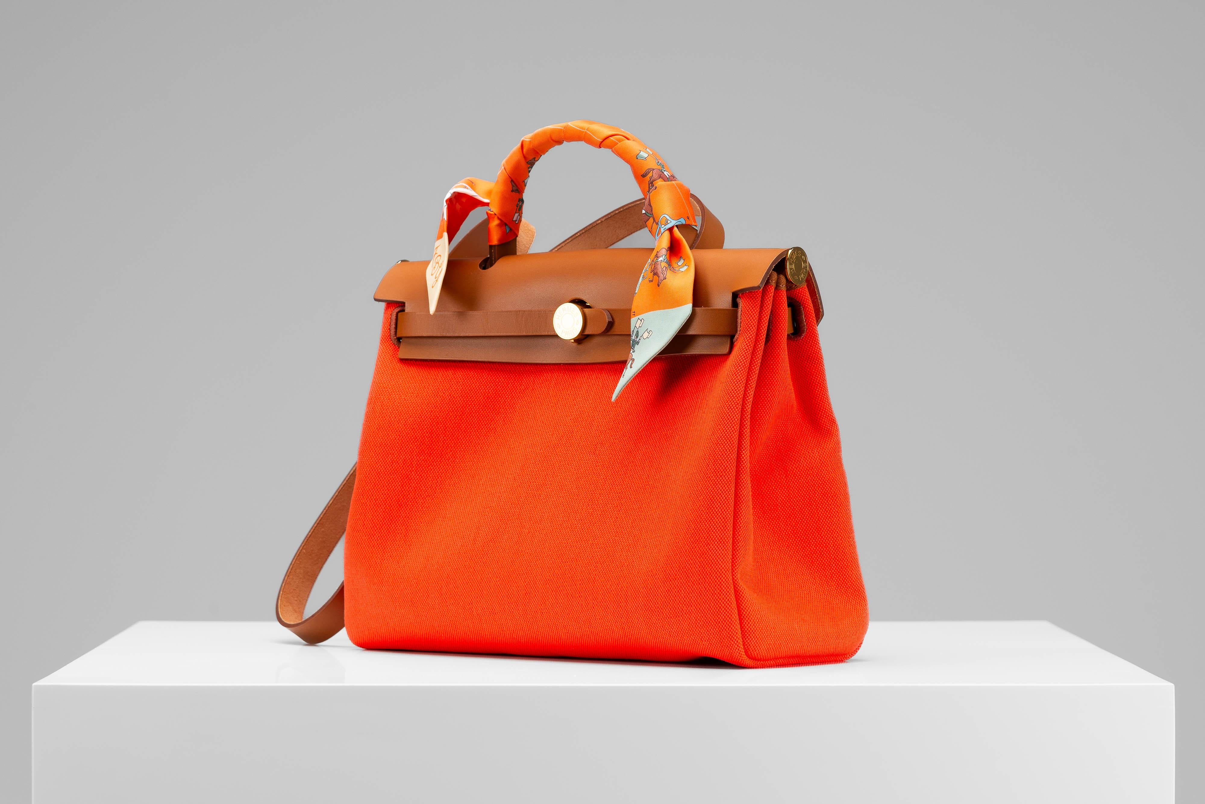 From the collection of SAVINETI we offer this Hermes Herbag 31:

- Brand: Hermès
- Model: Herbag 31
- Color: Orange Field/ Fauve
- Condition: Excellent/ as new condition (used only once)
- Year: 2024
- Materials: Vache Hunter leather,  Toile
