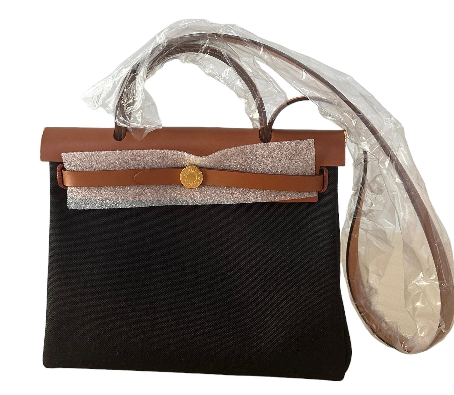 Hermes


Guaranteed authentic 
Hermes Zip 31Bag
Noir Fauve 
You cant beat this color combination
Goes with everythinh
Gold Hardware
Collection 2024
Purchased July 2024 from the Boutique
Dimensions
Marked Size: 31 (EU)
Clou de Selle