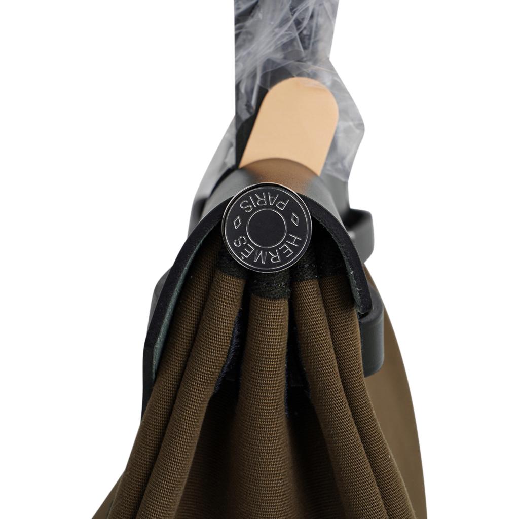 Hermes Herbag Zip Toile Officier PM 31 Vert Olive/Khaki Vache Hunter Leather In New Condition In Miami, FL