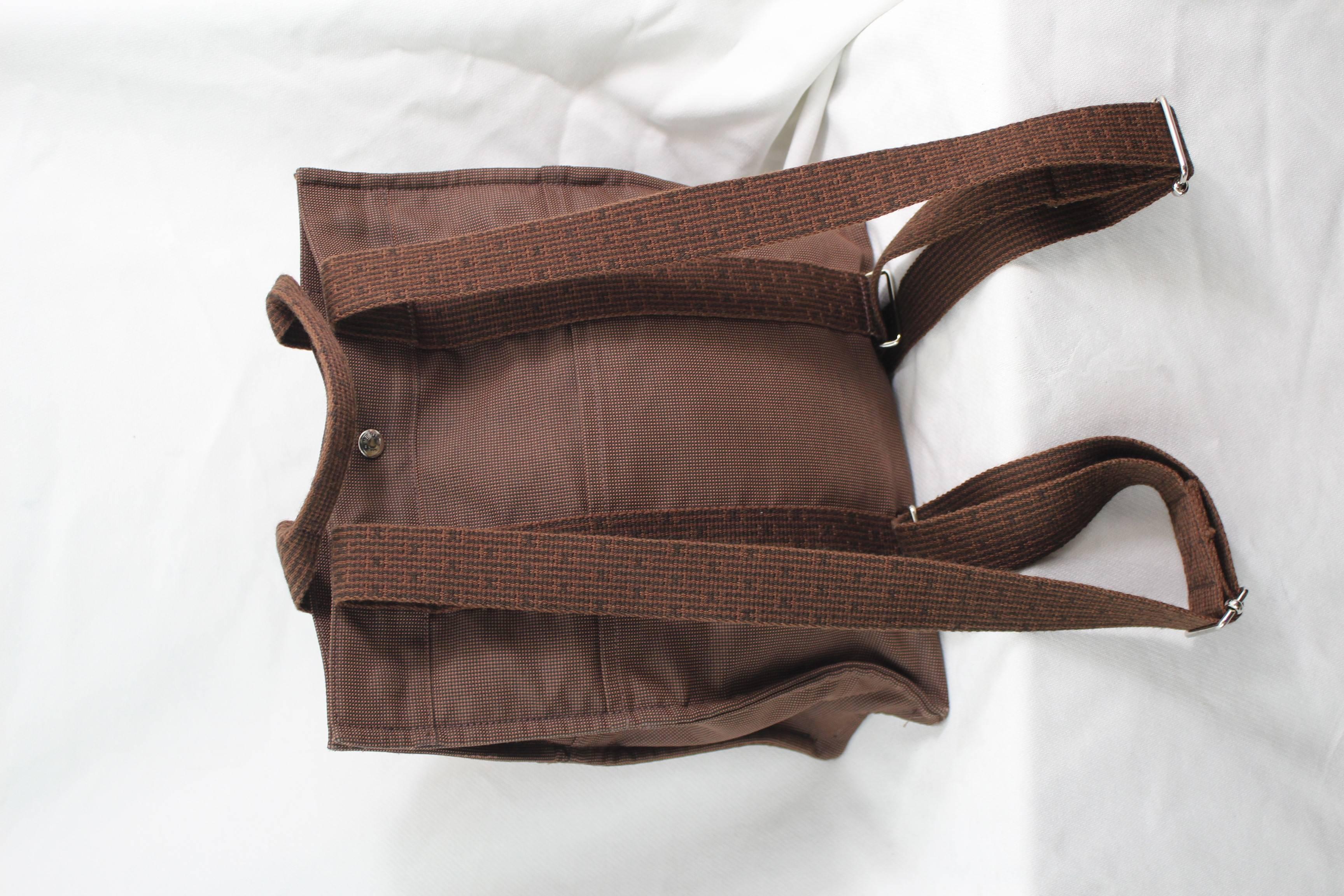 Nice Backpakc Hermes in brown canvas. Super secure backpackj as it closes with zip AND pression button. pefrect for travelling

Closing by zip.

Good condition, but some signs of use, main sign a stain in the interior (see image) and small stain/