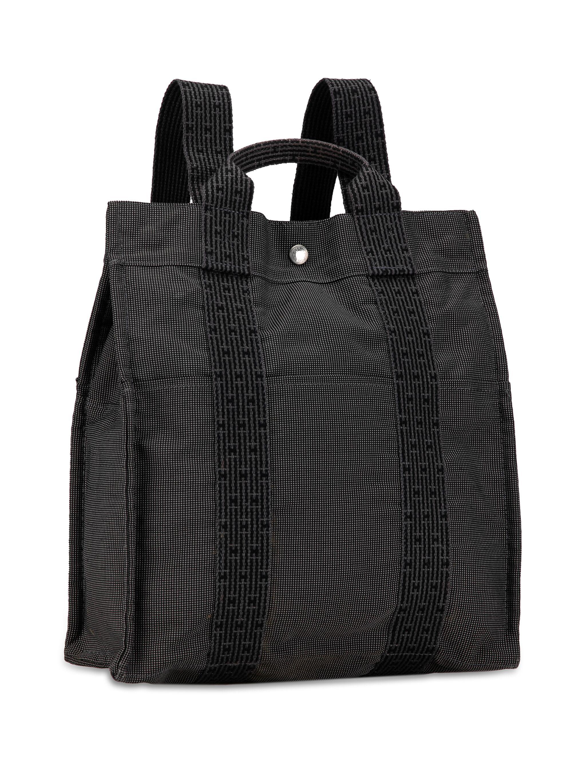 Hermes Herline MM backpack featuring bicolor handles,canvas body, flat back straps, flat top handle, snap button closure and top zip closure, interior slip pocket.
Canvas 100%
In good vintage condition . Made in France. 
Length: 12.2in.