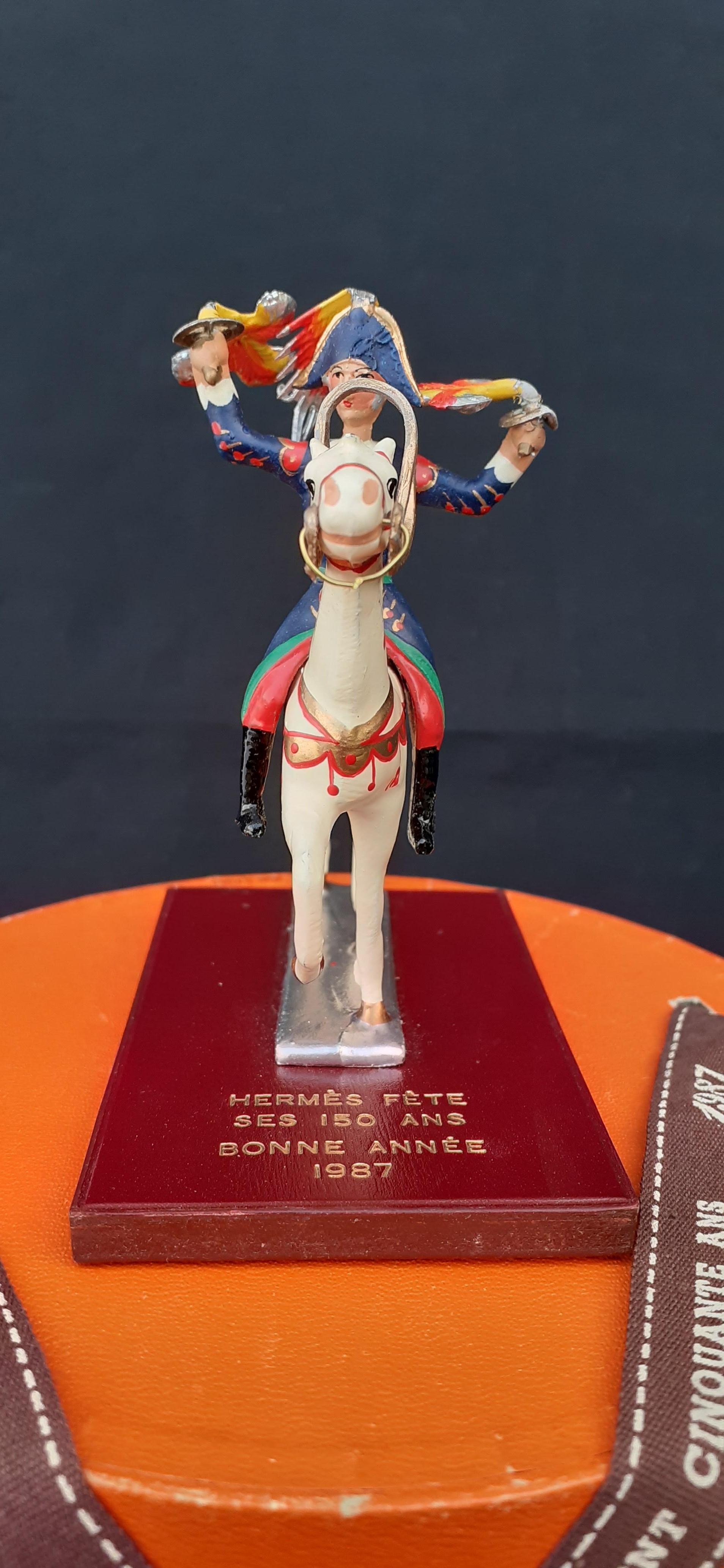 Schöne authentische Hermès Figur

Kreiert zur Feier des 150-jährigen Bestehens von Hermès

Das Design stammt von dem Hermès-Schal 
