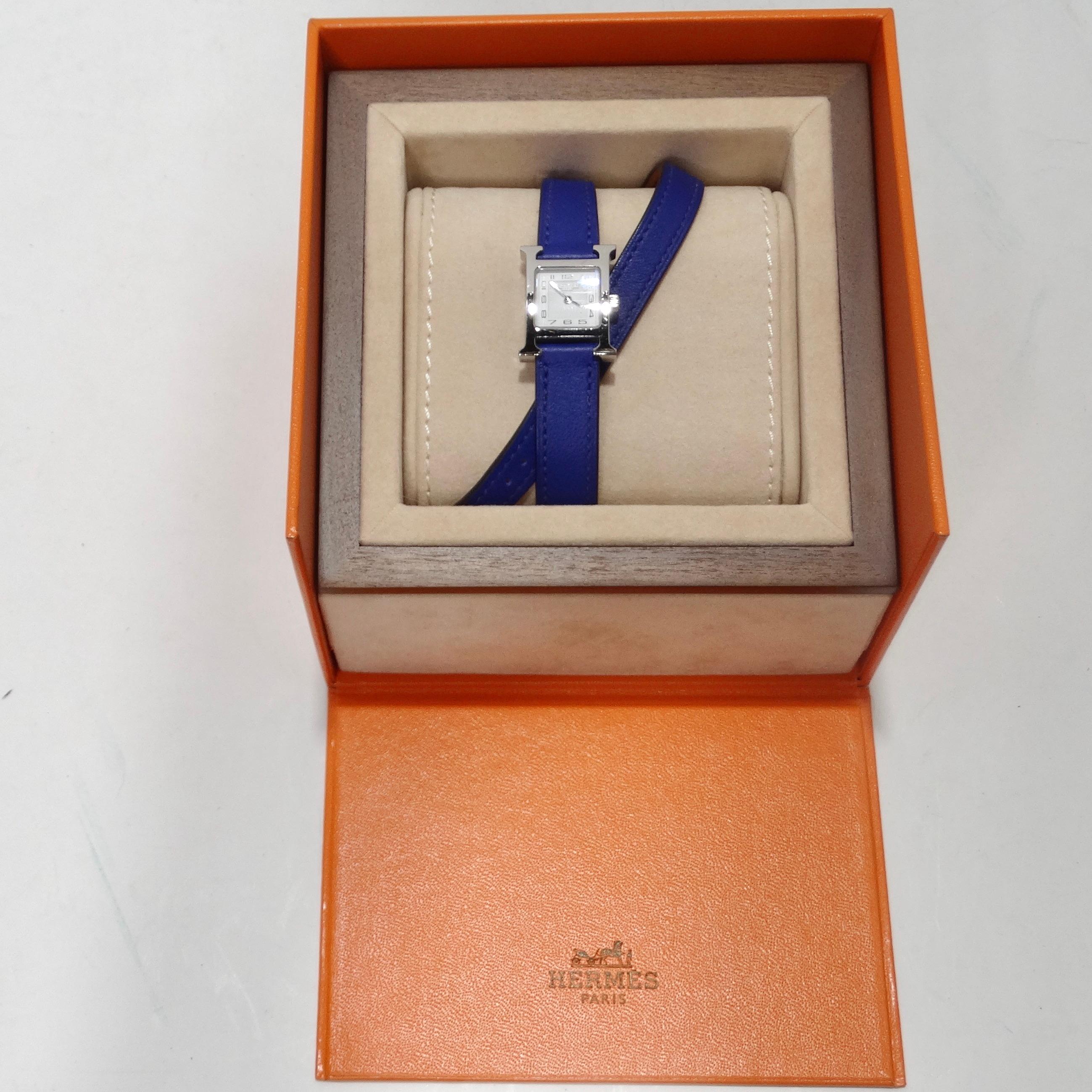 Voici la montre Hermes Heure Hour Double Tour Quartz, un garde-temps qui allie magnifiquement un style unique, une touche de modernité vibrante et le savoir-faire artisanal exquis qui fait la réputation d'Hermes. Le 