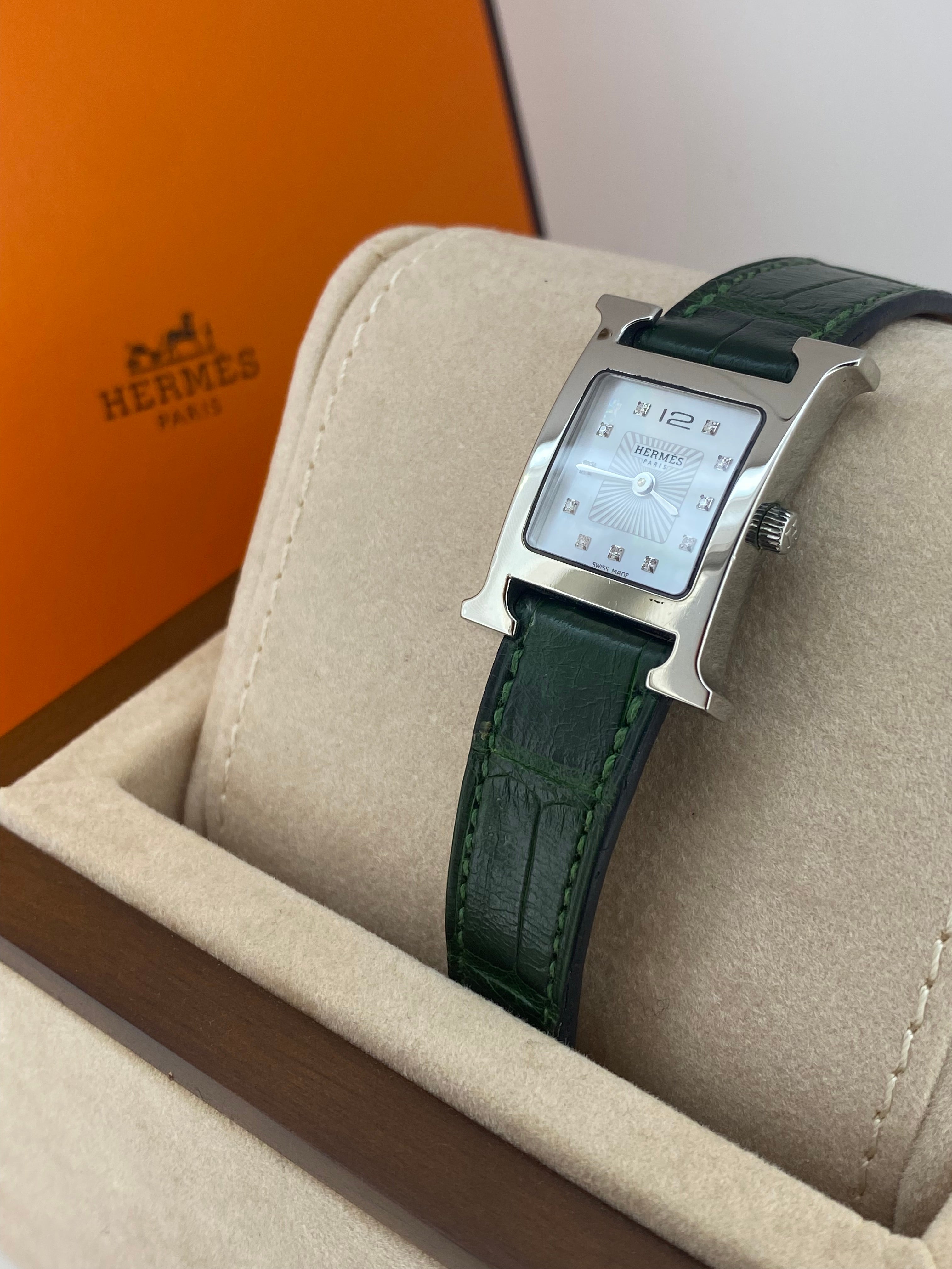 Aus einer ikonischen Heure H Kollektion, 

dieser elegante Zeitmesser von Hermes ist 

neuwertig

 

Das Gehäuse misst 25mm x 30mm 

in Edelstahl ausgeführt, 

signiert & nummeriert auf der Rückseite 

 

Auffallend & ganz nach Perlmutt Zifferblatt