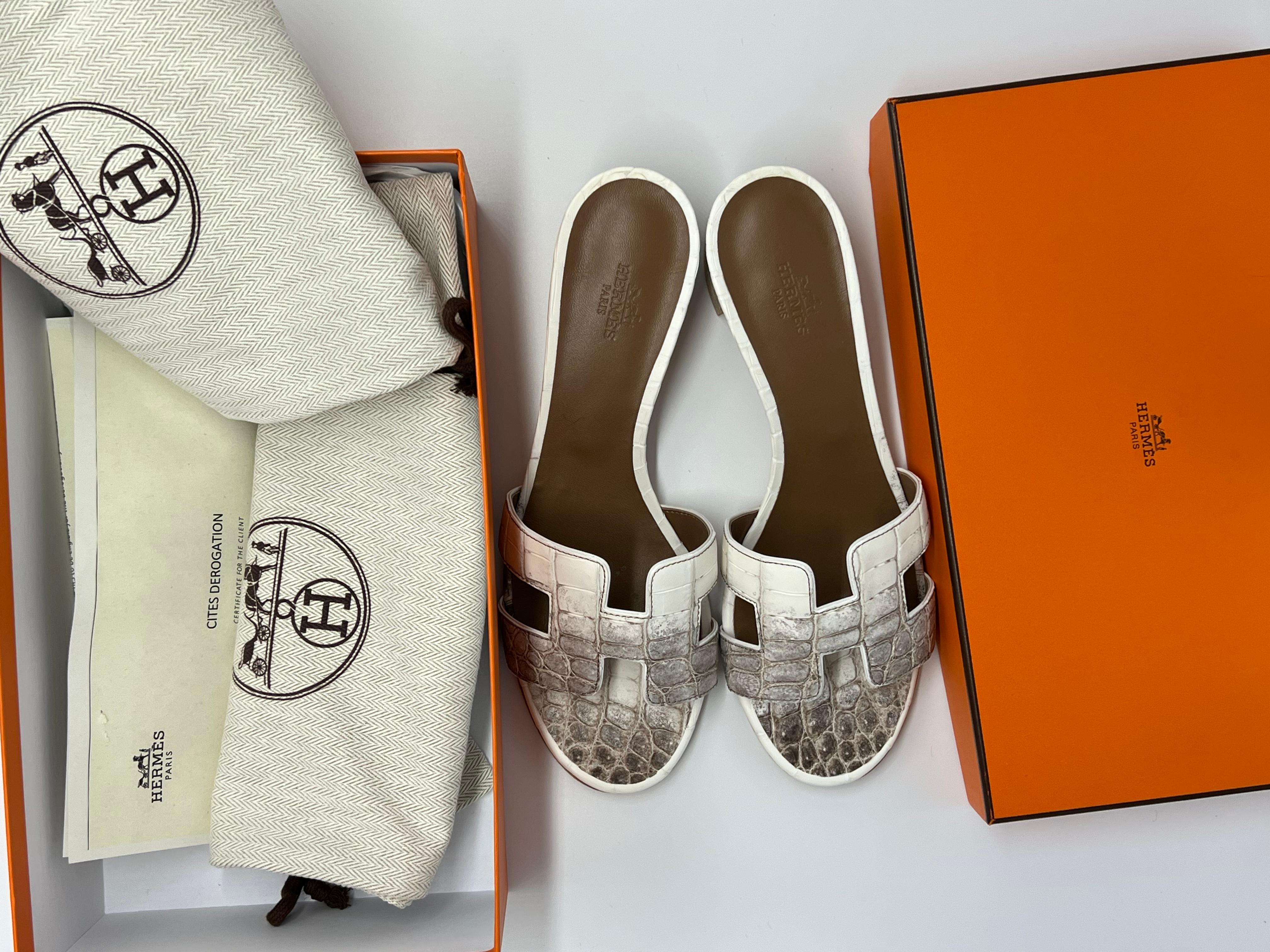 Hermes Himalaya crocodile oasis sandals In New Condition For Sale In London, England