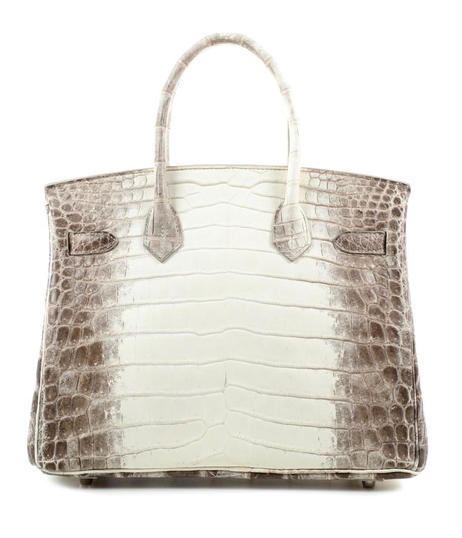 Cet authentique Hermès Himalayan 30 cm Crocodile Birkin est en parfait état et n'a jamais été porté. Le plastique de protection est intact sur le matériel.  L'Himalaya est considéré comme étant probablement le plus rare de tous les Hermès Birkins. 