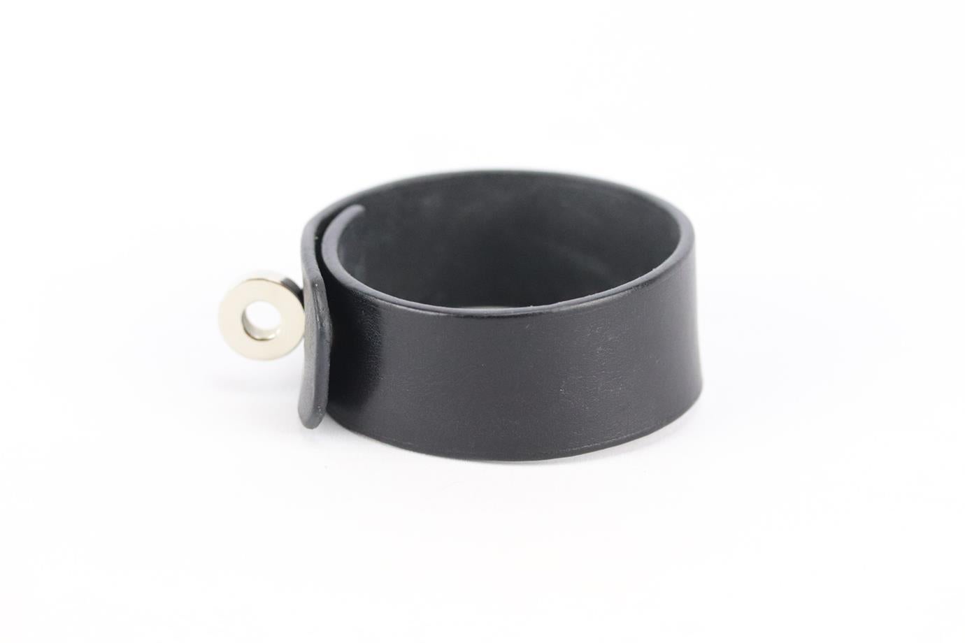 Hermès Hip Hop leather bracelet. Black. Twist lock fastening at front. Does not come with box or dustbag. Length: 9.1 in. Very good condition - Light signs of wear; see pictures.
