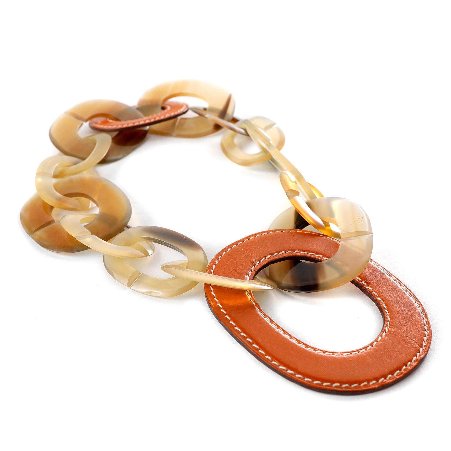 This authentic Hermès Horn and Leather Choker is in excellent condition. Neutral links of polished buffalo horn with orange leather ovals.   Box or pouch included.
PBF 12894