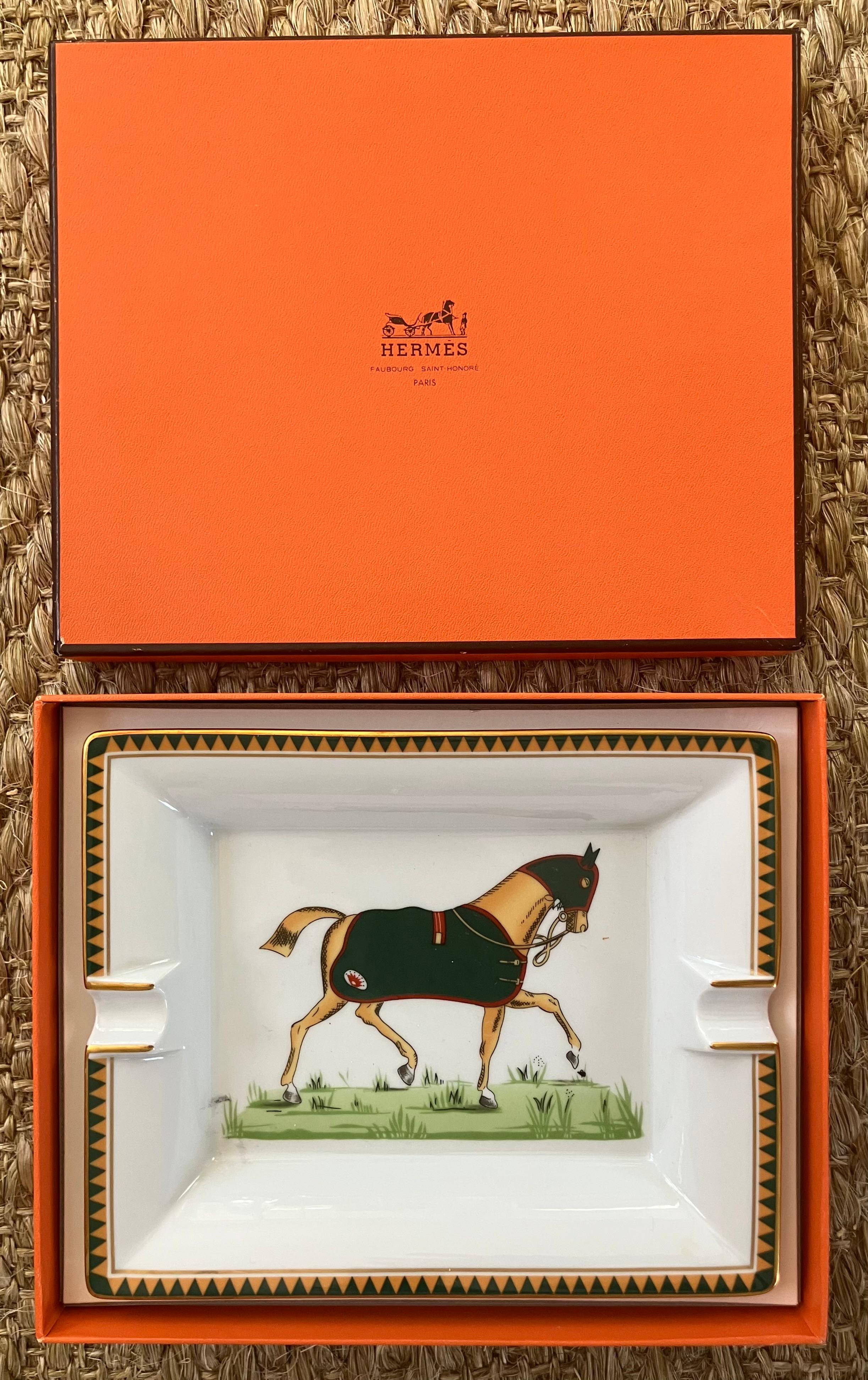Hermès Pferd Aschenbecher Vide Poche. Vintage Hermès Aschenbecher / vide poche mit vergoldeten Rand außerhalb von Gold und Grün dreieckigen trim Detail alle zentriert eine kontinentale Jagdpferd in grünen Jagddecke gekleidet mit Original-Box