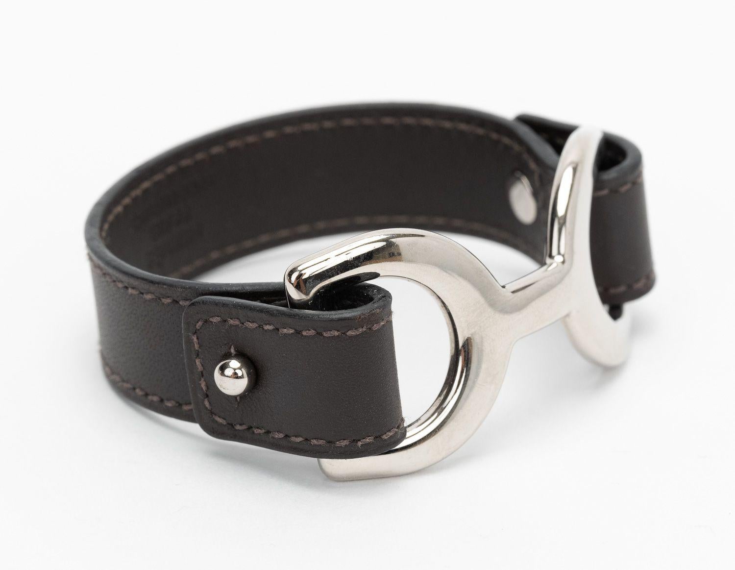 Pulsera Hermès Horse Bit en marrón. El sello de fecha indica K. Es de talla pequeña y viene con una bolsa de terciopelo. De segunda mano en excelentes condiciones.