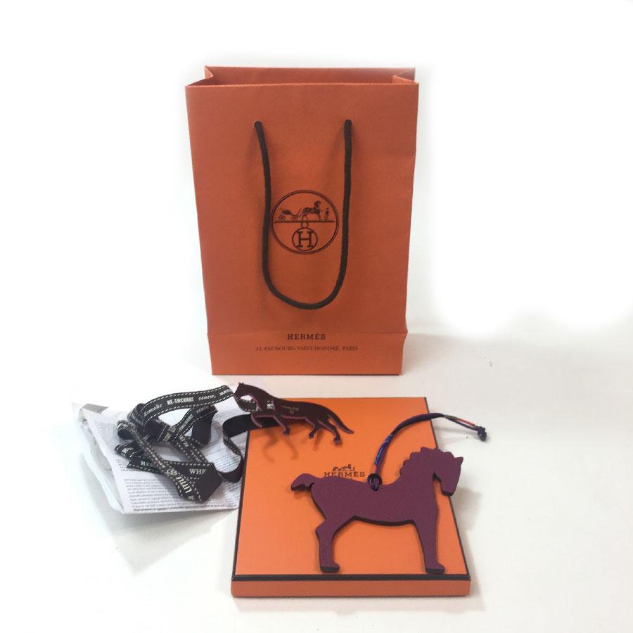 Beautiful HERMES horse charm, small H model, in green and fuchsia leather. Silk twill link.
Mint condition. HERMES brand on gold grained leather.
Dimensions: horse: 10x9.5 cm
Delivered in its HERMES box with its link decorated with a burgundy