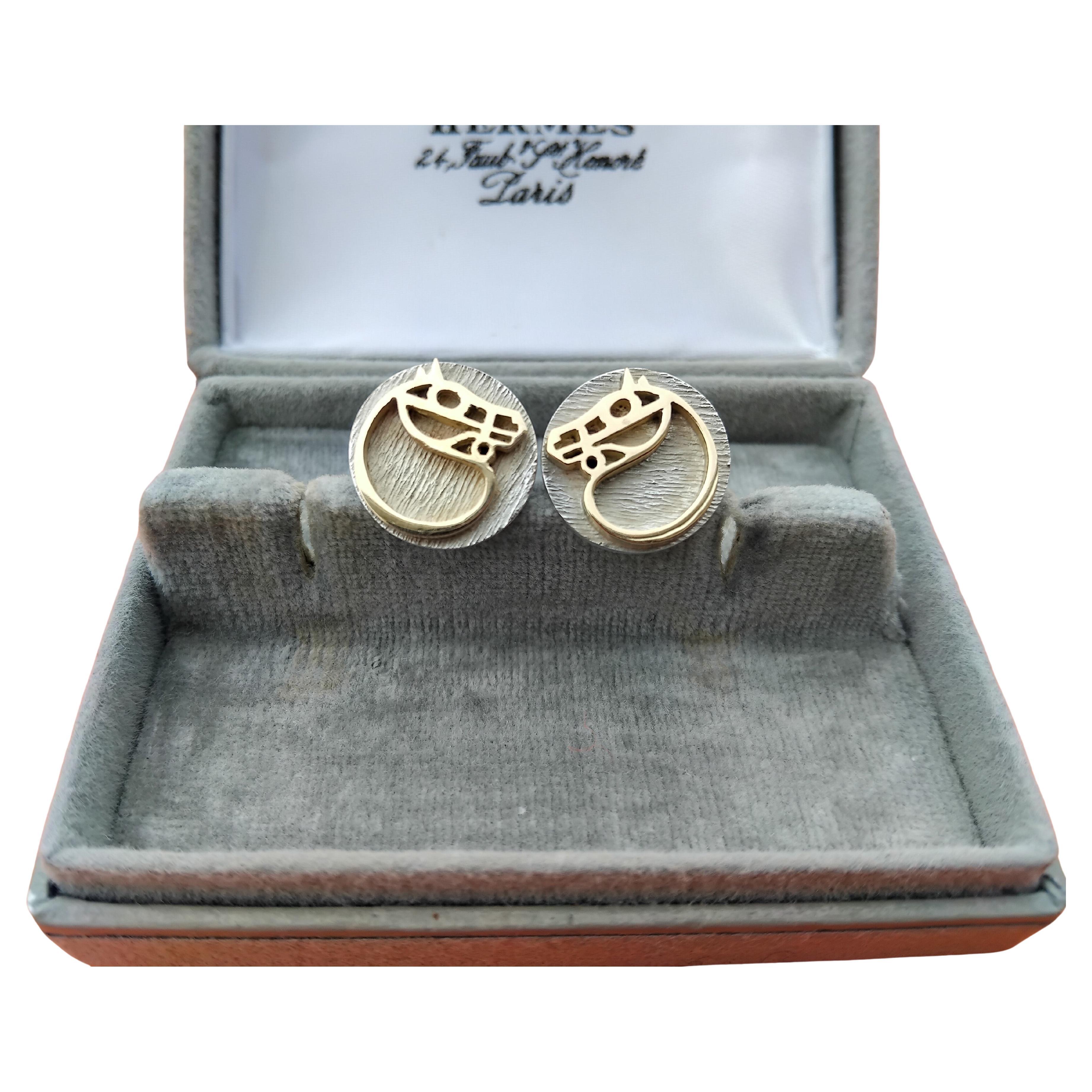 Rare and Gorgeous Authentic Hermès Cufflinks by Gaetan de Percin 

Exceptional pair of cufflinks. The two tone metal is super elegant, and their great condition is rare for vintage items

For both Men and Women

Made of silver (800/1000) and horses