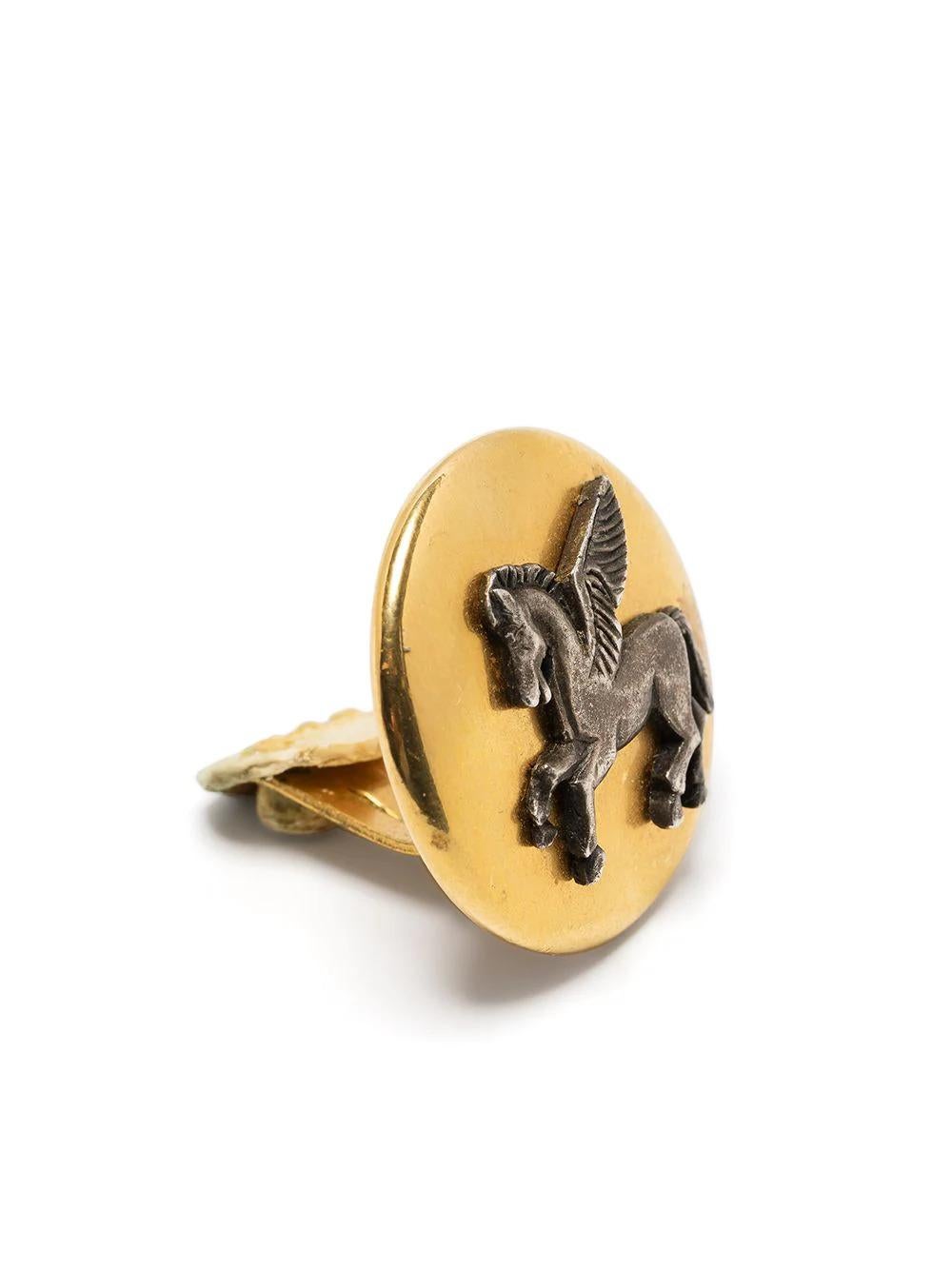 A pair of pre-owned gold-tone earrings from Hermès featuring a horse design and a clip-on back.

Colour: Gold/Black

Composition: Stainless Steel

Measurements: Length 2.5 cm, Width 2.5 cm

Condition: Good vintage condition 7/10.