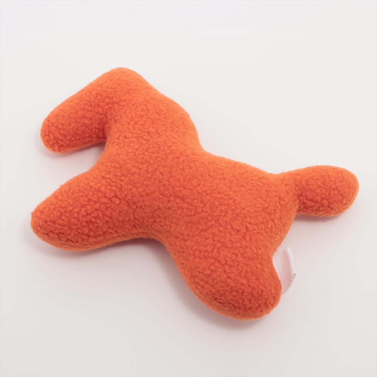 Die Hermès Horse El Peluche in Orange ist ein entzückendes und charmantes Accessoire, das die verspielte Eleganz der Marke verkörpert. Das mit viel Liebe zum Detail gefertigte Plüschpferd ist in einem leuchtenden Orangeton gehalten, der jeder