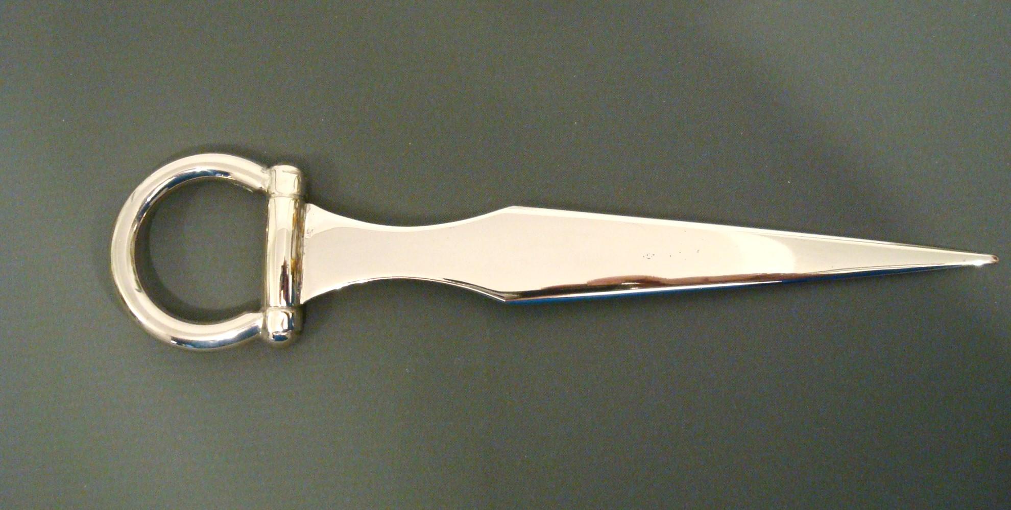Hermes Reiter-Brieföffner, 1960er Jahre Frankreich.
Eleganter Brieföffner von Hermès aus massivem Metall. Hermès Paris gestempelt. Schöne leichte Patina auf dem Silber und auf der Klinge. Dieses Stück ist eine beeindruckende und praktische