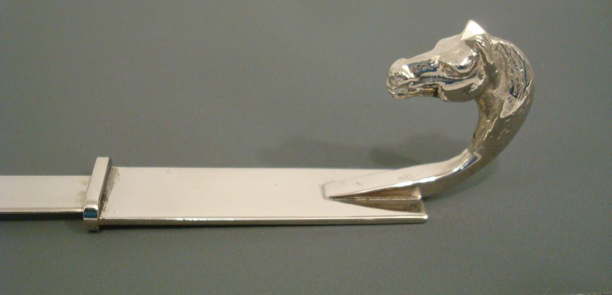 Hermes Reiter-Brieföffner, 1960er Jahre Frankreich.
Eleganter Brieföffner von Hermès mit einem detaillierten Pferdekopfgriff aus massivem Metall. Hermès Paris gestempelt. Schöne leichte Patina auf dem Silber und auf der Klinge. Dieses Stück ist eine